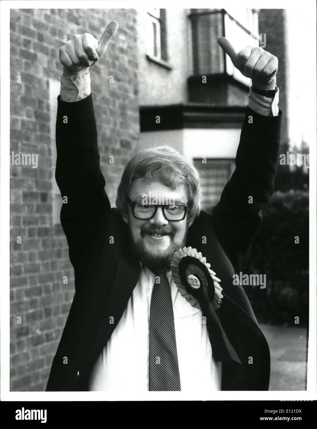 10. Oktober 1981 - Thumps Up: Bill Pitt gibt die Liberalen/SDP Alliance Kandidat in Croydon N.E. Durchwahl die Schläge, als er heute Morgen das Wahllokal geht. Bill Pitt, hatte ein Mann eine Abstimmung bei der Wahl. Stockfoto