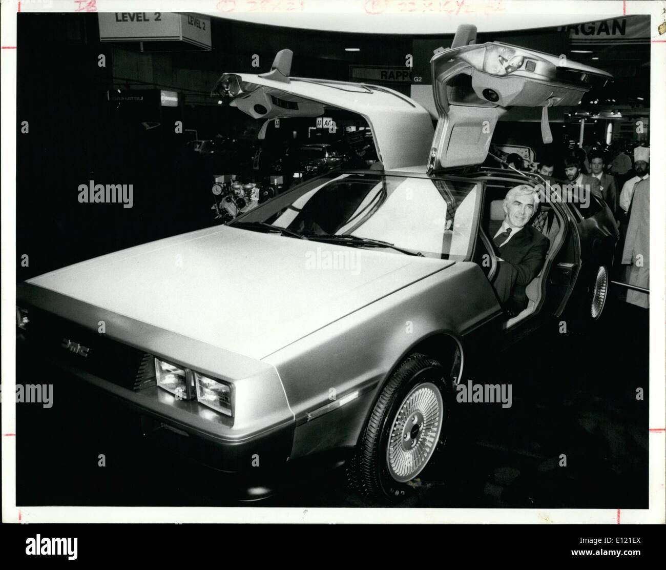10. Oktober 1981 - Motor fair: John De Lorean sitzen in der De Lorean Sportwagen, das Auto, das in Belfast, an der Motorfair im Earls Court, London gebaut wird. Die Messe If hat heute offiziell eröffnet. Stockfoto