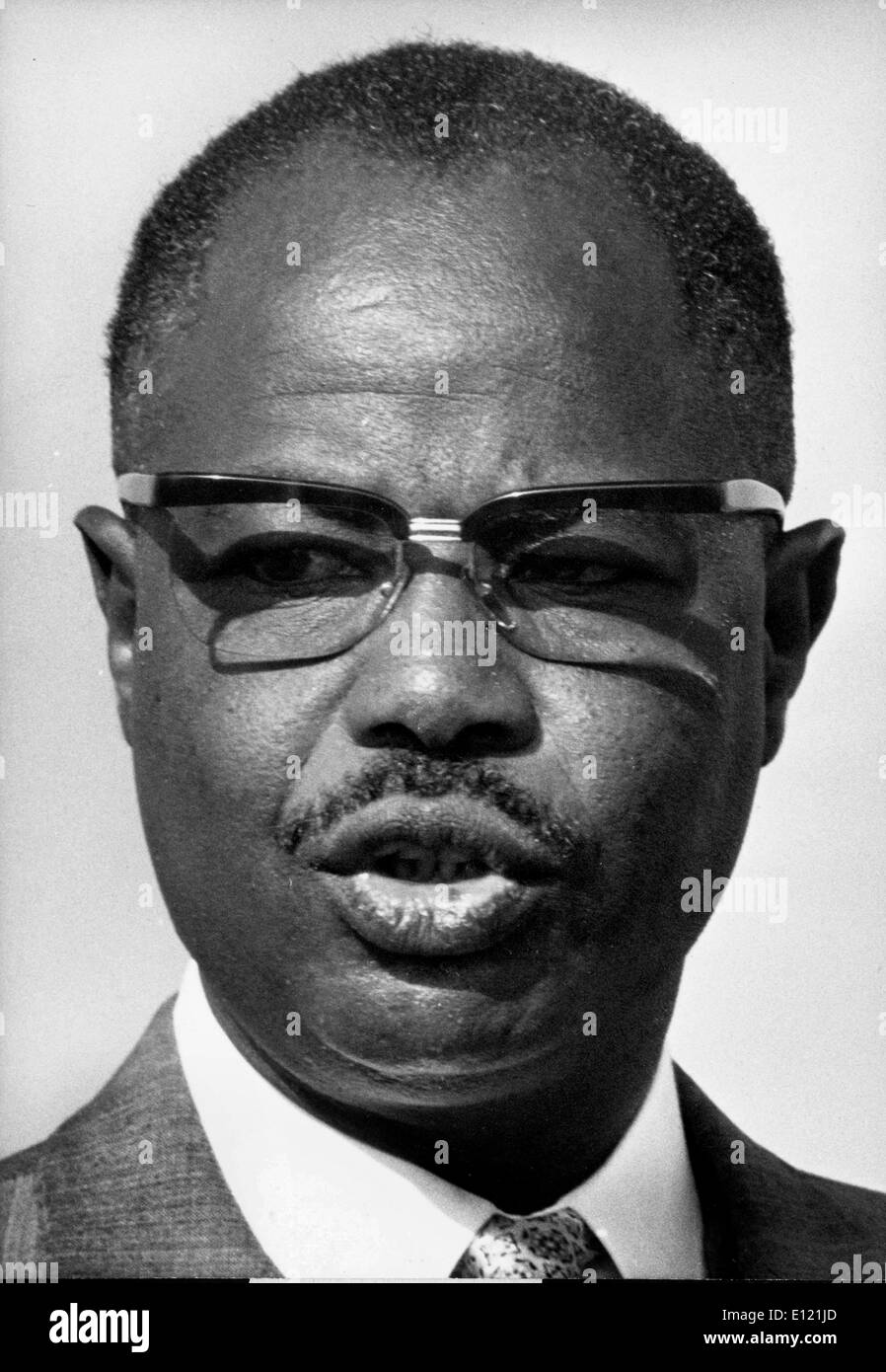 7. November 1981; Yaounde, Kamerun; AHMADOU BABATOURA AHIDJO war 24. August 1924 30. November 1989 der Präsident von Kamerun von 1960 bis 1982, als Kamerun Unabhängigkeit im Jahr 1960 erlangte. 1965, 1970, 1975 und 1980 wurde er wiedergewählt. In den 1960er Jahren erlebte er eine Rebellion. In den frühen 1970er Jahren schuf er eine unpopuläre Verfassung endete die Autonomie der Britisch-Kamerun und einheitlichen Regel etabliert. Obwohl viele seiner Handlungen diktatorischen waren, wurde sein Land eines der stabilsten in Afrika. (Bild Kredit: KEYSTONE Bilder USA/ZUMAPRESS.com) Stockfoto