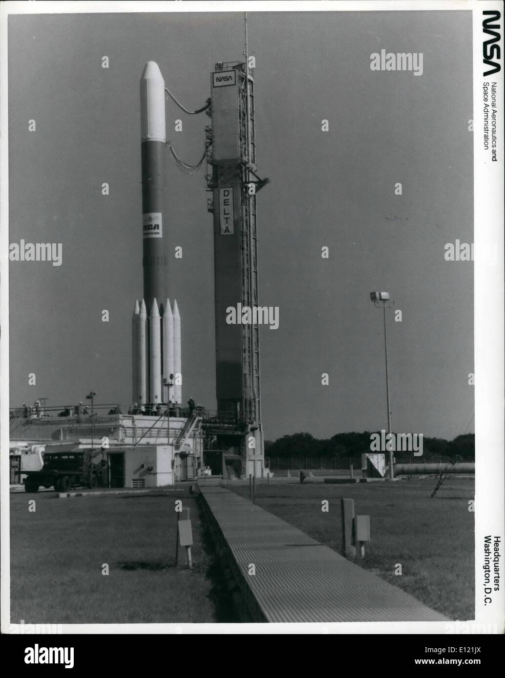 11. November 1981 - Kennedy Space Center, Florida - Zugang Turm weggerollt für Start, Delta 158 ist bereit, RCA SATCOM D, eine inländische Kommunikationssatelliten in den Weltraum schleudern. Die zwei-Phasen-Delta-Rakete ist Aufzug aus um 20:30 von komplexen 17 am Cape Canaveral Air Force Station statt. Nutzlastmodul unterstützen Bühne an der Sonde angebracht injizieren RCA D in einer eiförmigen Umlaufbahn mit einem Höhepunkt von 22.205 Meilen. Stockfoto