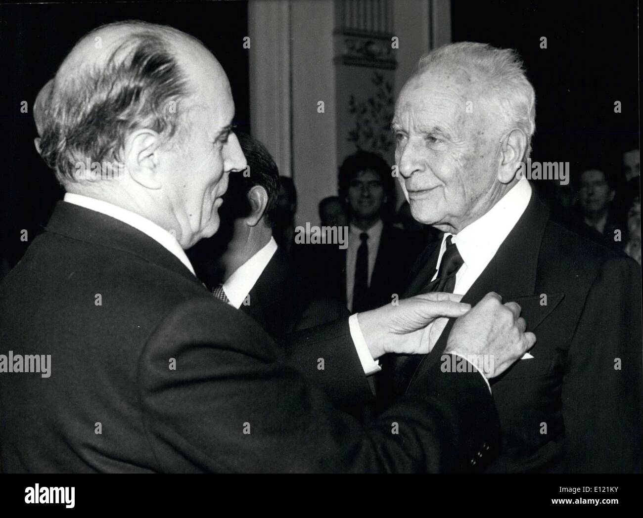 20. November 1981 - beteiligt 84-j hrige Aragon die surrealistische Revolution, während er noch sehr jung war. Seine Gefährtin Elsa Triolet inspirierte einige seiner schönsten Gedichte. Der Präsident zieren ihn die Insignien eines Ritters der Ehrenlegion. Stockfoto