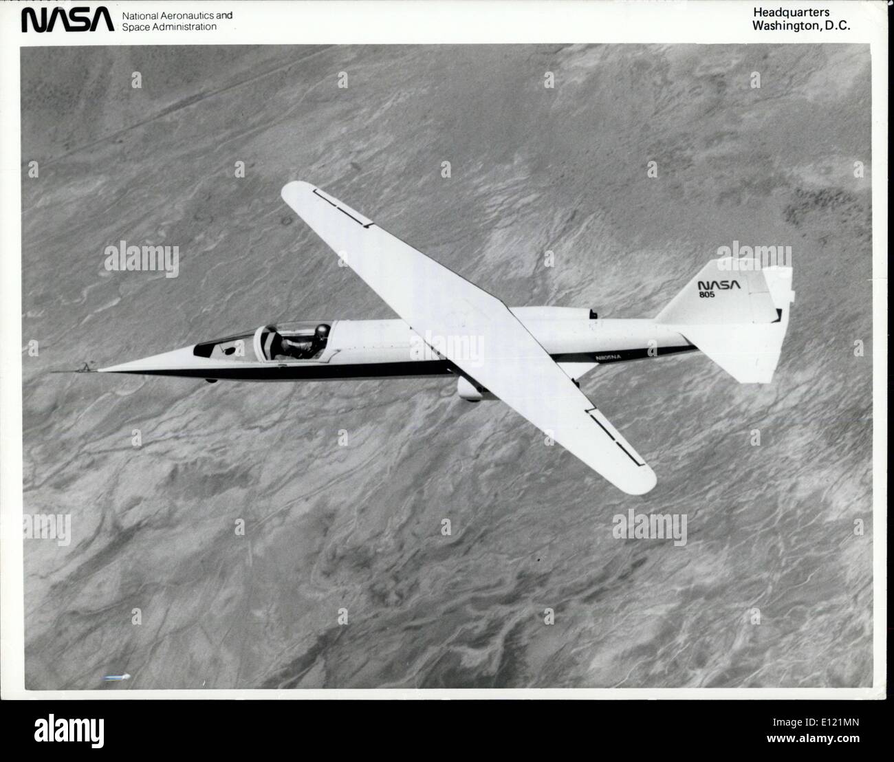 2. Dezember 1981 - NASA Dryden Flight Research Center, Edwards, CA... NASA Dryden AD-1 dreht seine Schere Flügel bei einem Testflug. Forscher sind Uning das Flugzeug um den Flügel Leistung in verschiedenen Winkeln der Rotation zu überprüfen. Sie erwarten, dass die Anwendung der Pivot-Flügel auf zukünftige Überschallflugzeuge Kraftstoffverbrauch um mindestens 20 Prozent erhöhen würde. Fliegen bei hohen Geschwindigkeiten mit dem Flügel, schiefe Winkel geschwenkt reduziert ziehen, während in der herkömmlichen Position platzieren linken notwendig zum abheben gibt Stockfoto