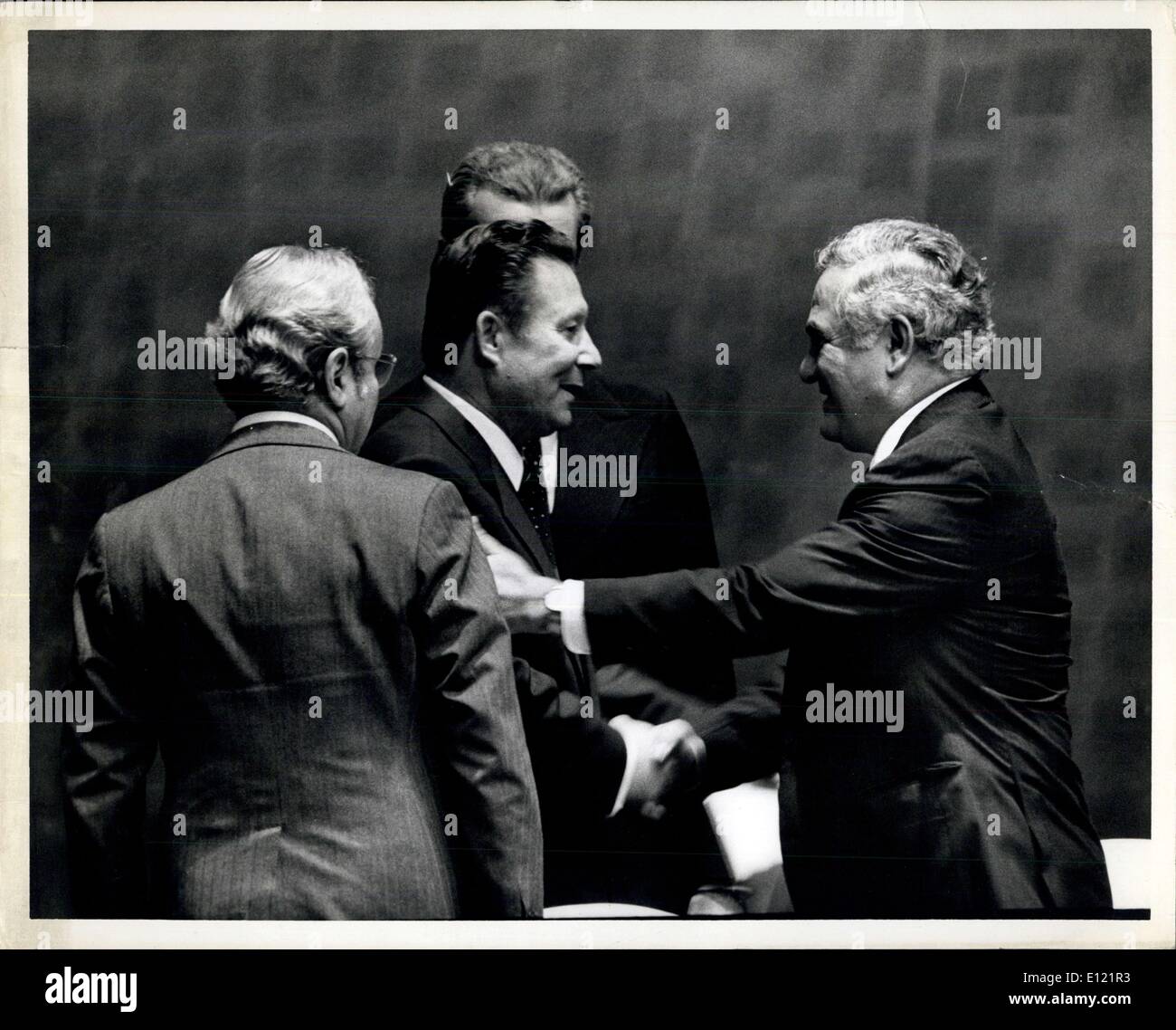 Sept. 21, 1982 - Generalversammlung am Nachmittag eröffnete seine dreißig siebten ordentlichen Tagung die Wahl von Imre Hollai (stellvertretender Minister für auswärtige Angelegenheiten von Ungarn) als Präsident für diese Sitzung. Das Foto zeigt links mit Rücken zur Kamera, Secretary General De Cuellar, Herr Imre Hollai (Mitte) wird auf der rechten Seite durch, werde Präsident Herrn Ismat T. Kittani (Irak) gratulierte. Stockfoto