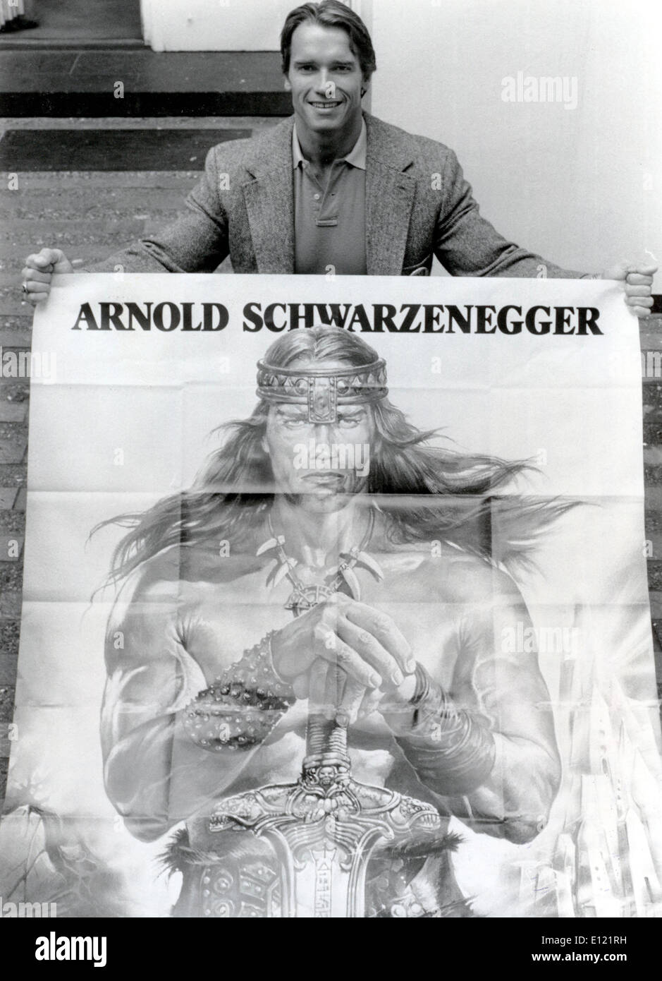 Schauspieler Arnold Schwarzenegger mit Filmplakat Stockfoto