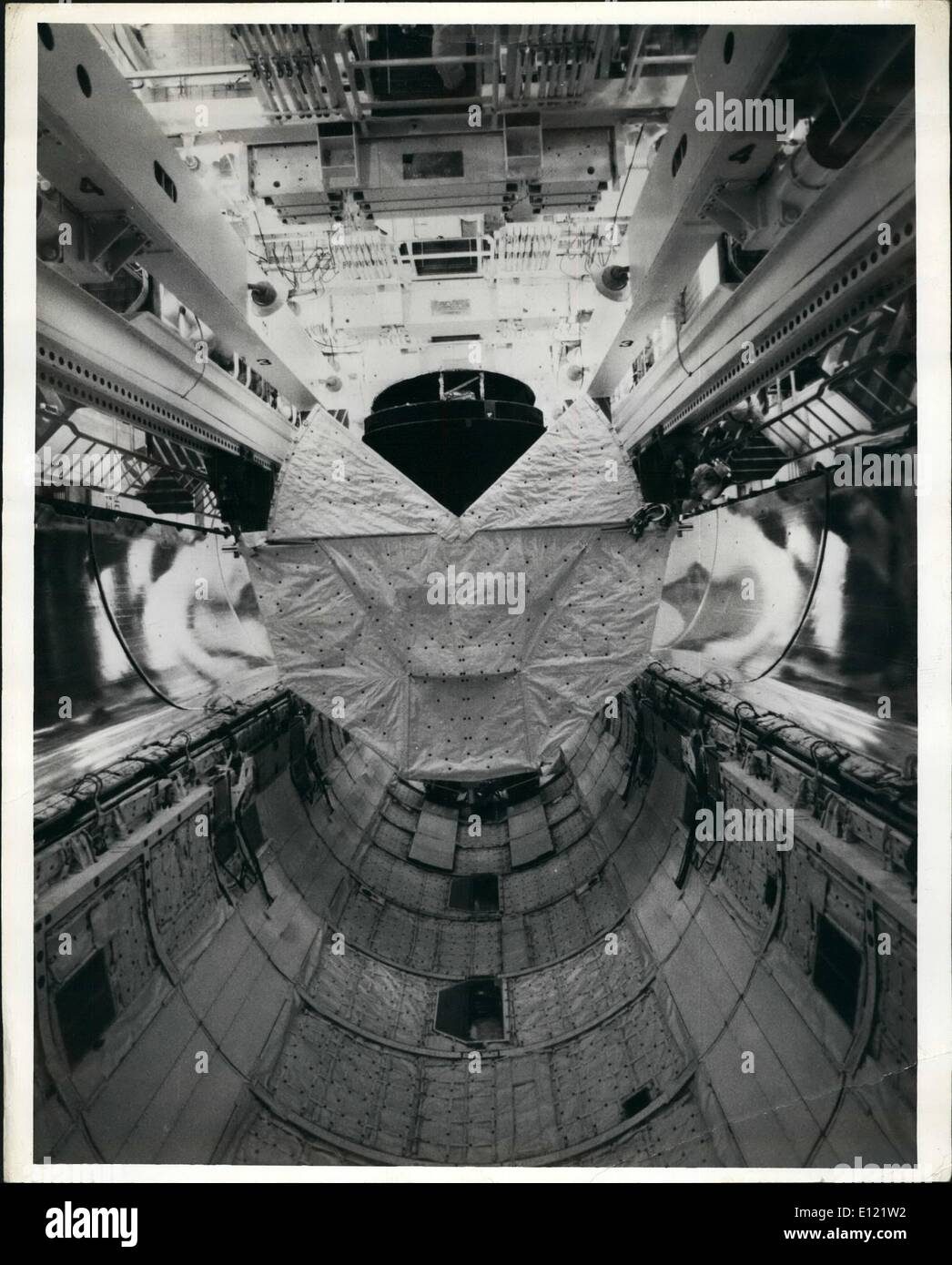 11. November 1982 - Konzern News Bild: Laden der Space Shuttle Cargo Bay.: Kennedy Space Center, FL., die beiden Satelliten, die an Bord der fünfte Flug der Raumfähre Columbia fliegen werden in der Ladebucht des Orbiters auf Pad 39A in Vorbereitung für eine 11. November 1982-Start geladen wurden. Der erste Satellit, der im Besitz von Unternehmen Satellitensystem wird etwa acht Stunden nach dem Start in den Weltraum gestartet werden. Eine kanadische Satellit - Anik genannt und im Besitz von Telesat Canada wird aus der Ladebucht etwa 24 Stunden später gestartet werden. Jeder Satellit wiegt etwa 8.000 Pfund Stockfoto