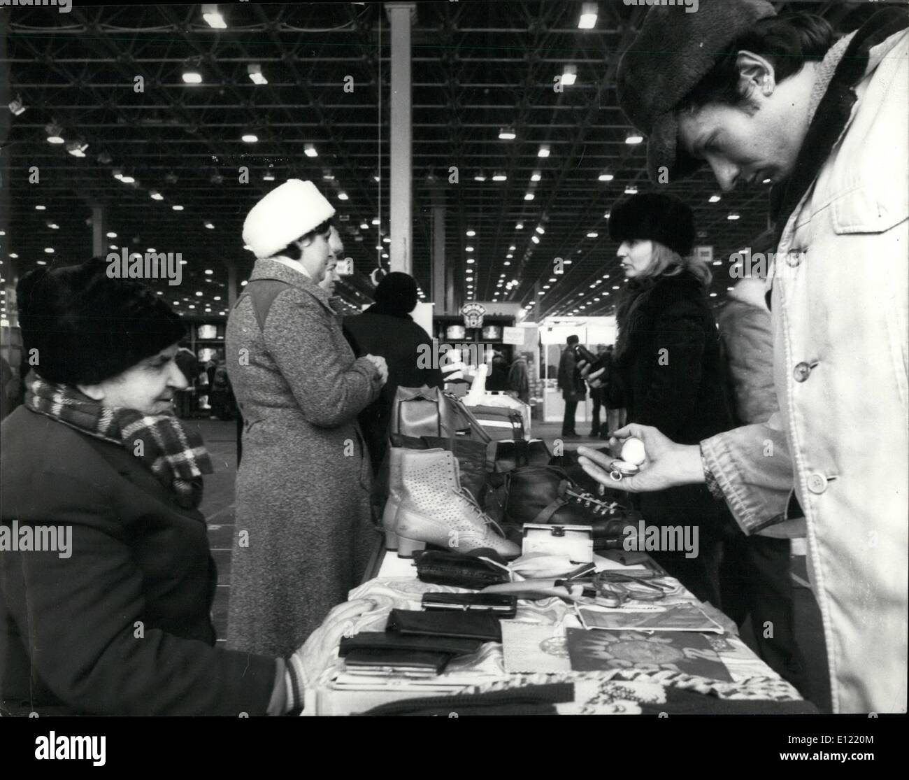 1. Januar 1982 - SECOND HAND Markt auf der SKALA-EXPO Messegelände IN BUDAPEST. BUDAPEST: Im Pavillon '' A'' der Kobanya Messegelände ein second-hand-Markt eröffnet heute, wo private Verkäufer bieten hier ihre alten oder neuen waren zum Verkauf oder zum Austausch. Ops: Die Arten der angebotenen Waren sind in weiten Bereichen variieren. Stockfoto
