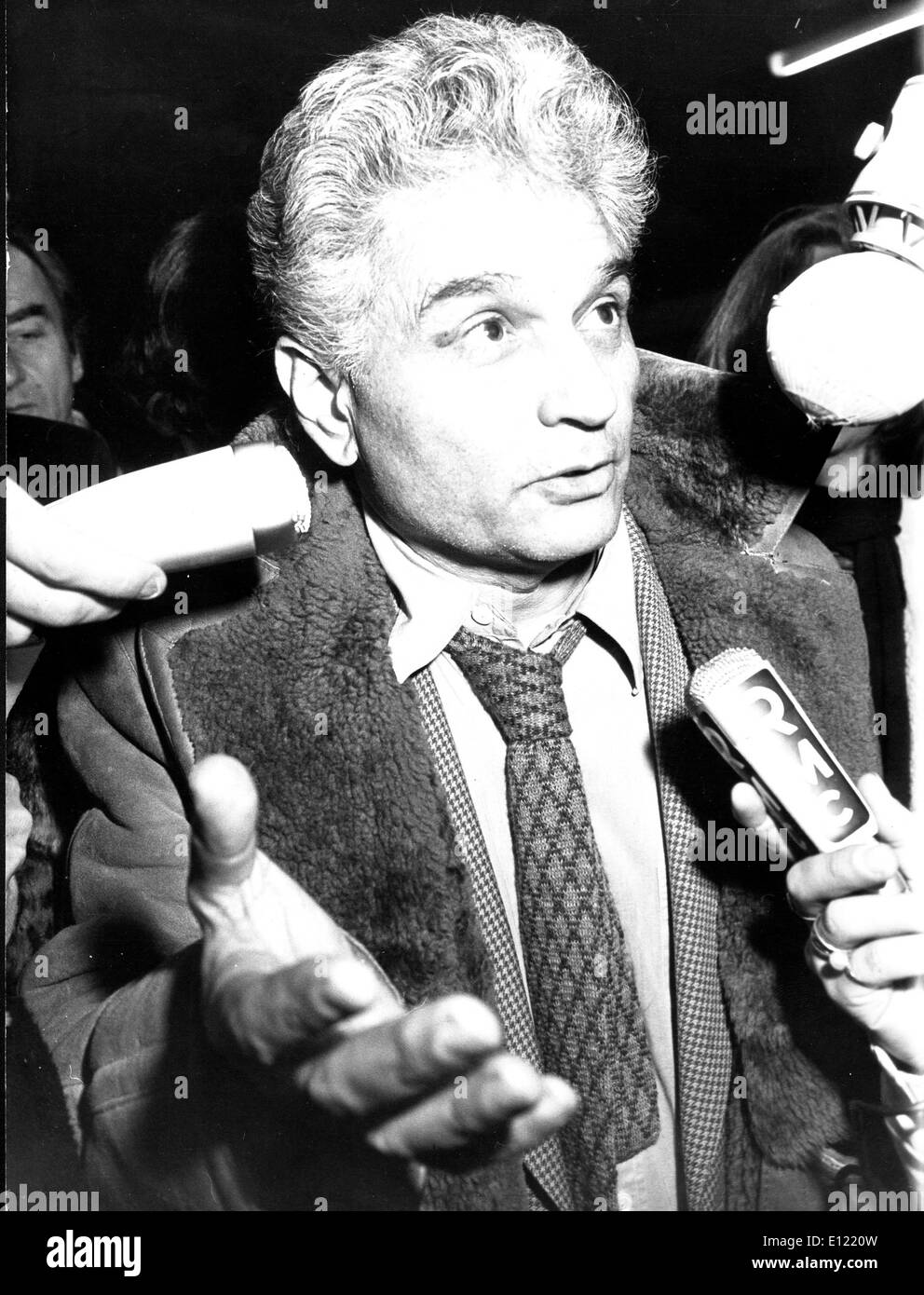2. Januar 1982 - Paris, Frankreich - französischer Philosoph und Schriftsteller JACQUES DERRIDA beantwortet Fragen aus der Presse nach der Ankunft im Bahnhof Gare de l ' est aus Prag, wo er nach der Verhaftung wegen angeblichen Drogenhandels von den tschechischen Behörden befreit wurden. Er behauptet, dass seine Verhaftung wurde entwickelt, um intellektuelle einzuschüchtern, die gegen die "Charta 77" zu protestieren. Charta 77 war eine informelle Bürgerinitiative in der kommunistischen Tschechoslowakei von 1976 bis 1992, benannt nach dem Dokument Charta 77 von Januar 1977 Stockfoto