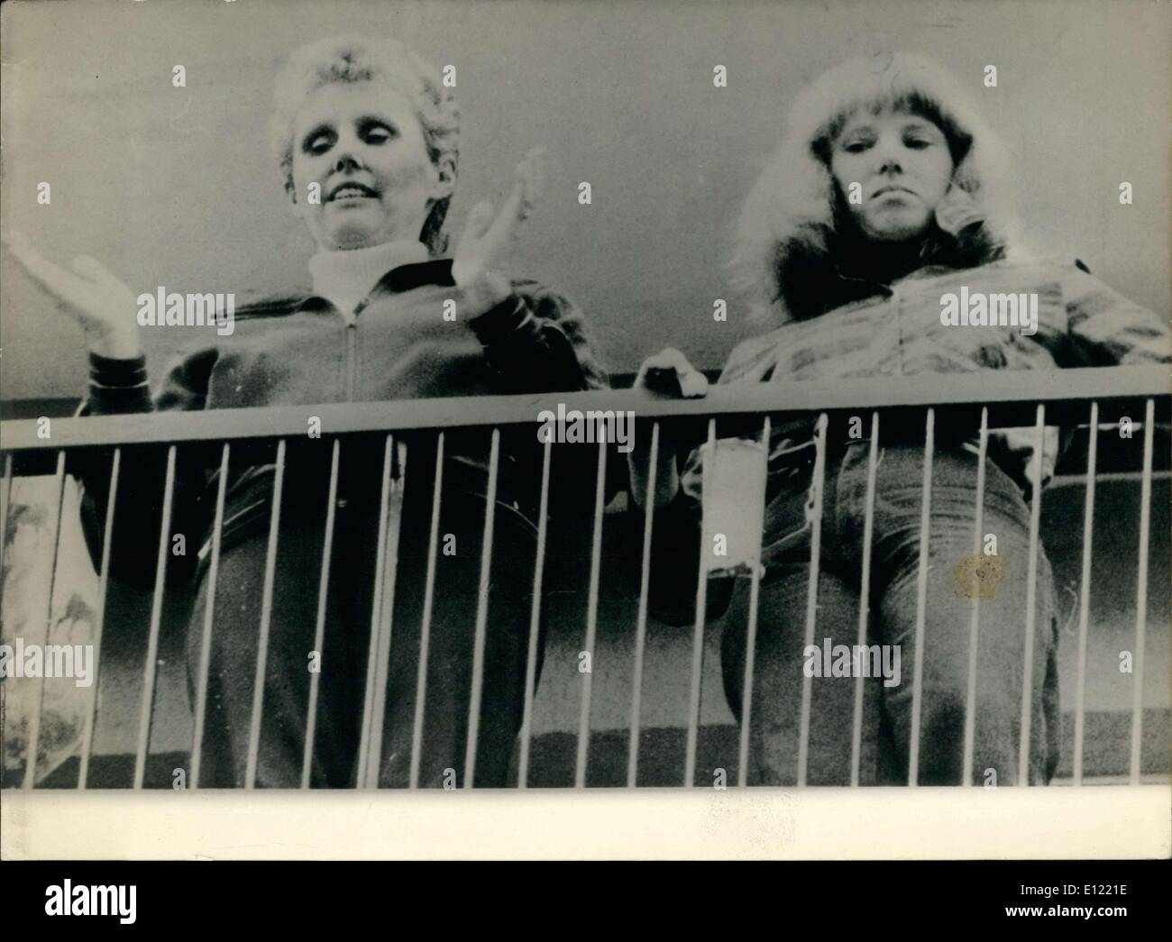 22. Januar 1982 - Frau Judith Dozier mit ihrer Tochter Cheryl auf dem Balkon ihrer Wohnung in Verona, Italien. Sie ist die Ehefrau von General James Dozier, der durch die italienischen Roten Brigaden entführt wurde. Stockfoto