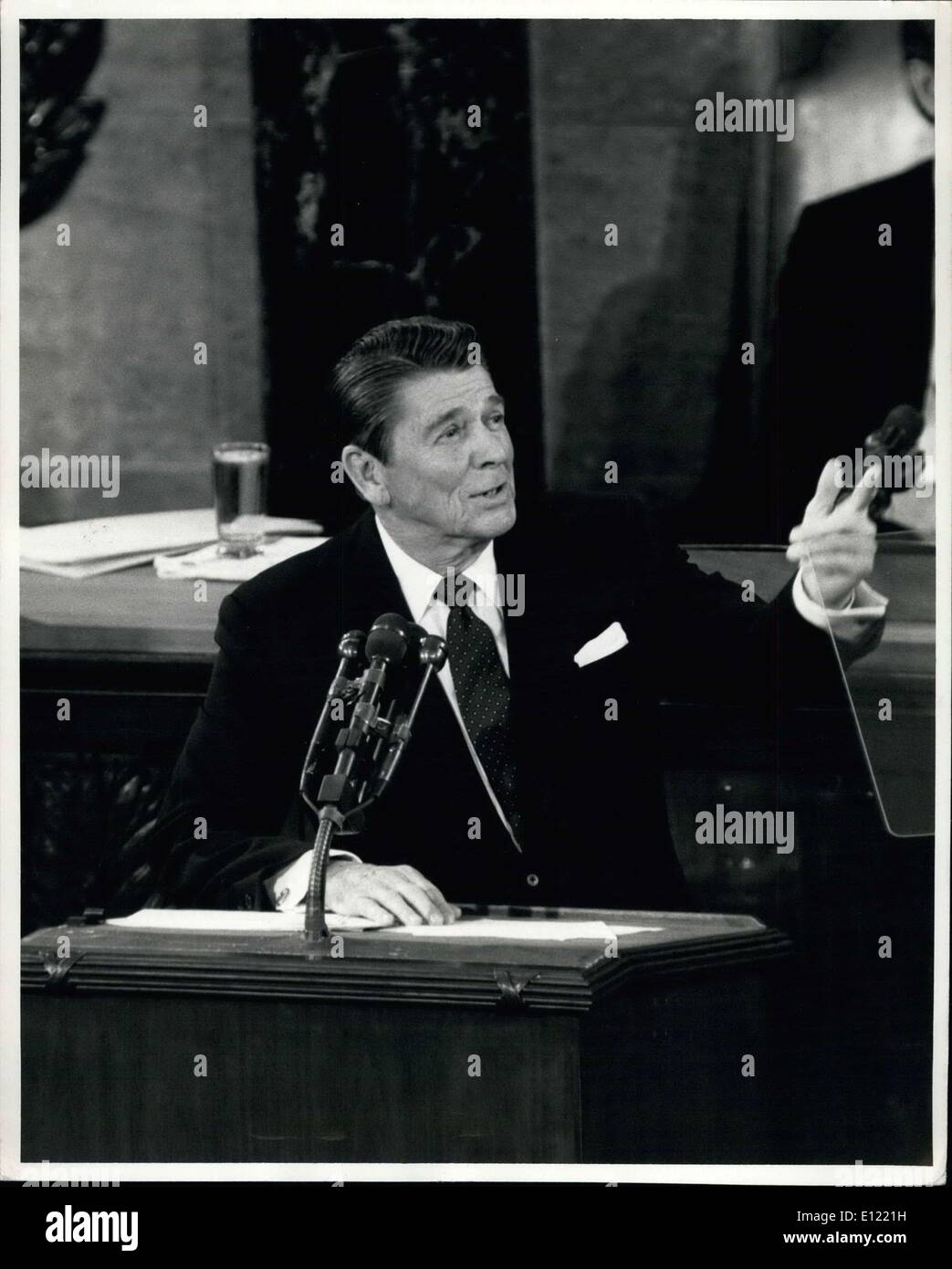 26. Januar 1982 - Wohlfahrt und Food Programme aus Washington, D.C.: Präsident Ronald W. Reagan spricht heute Abend zu einer gemeinsamen Sitzung des US-Kongresses und lobte seine Programme der geringere Steuern und niedrigere Inflation usw.. Reagan schlug später Staaten finanzieren die Wohlfahrt und Lebensmittelgutscheine Programme. Stockfoto