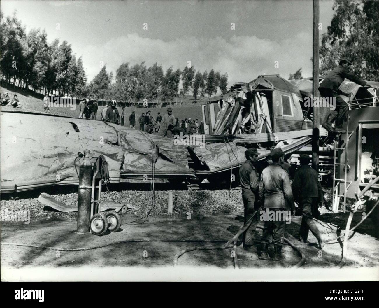 29. Januar 1982 - ein Zug voller Passagiere kommen aus Algerien und gehen in Richtung Oran schlagen einen Konvoi von Ware geparkt der Stockfoto