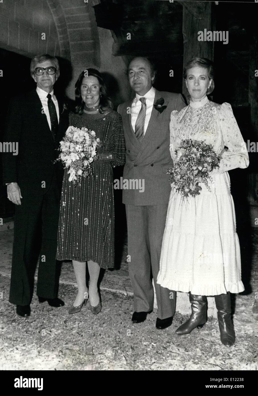12. Dezember 1982 - married Just Blake Edwards, links, und seine Frau Julie Andrews, zweite von links, Pose für Fotografen zusammen Stockfoto