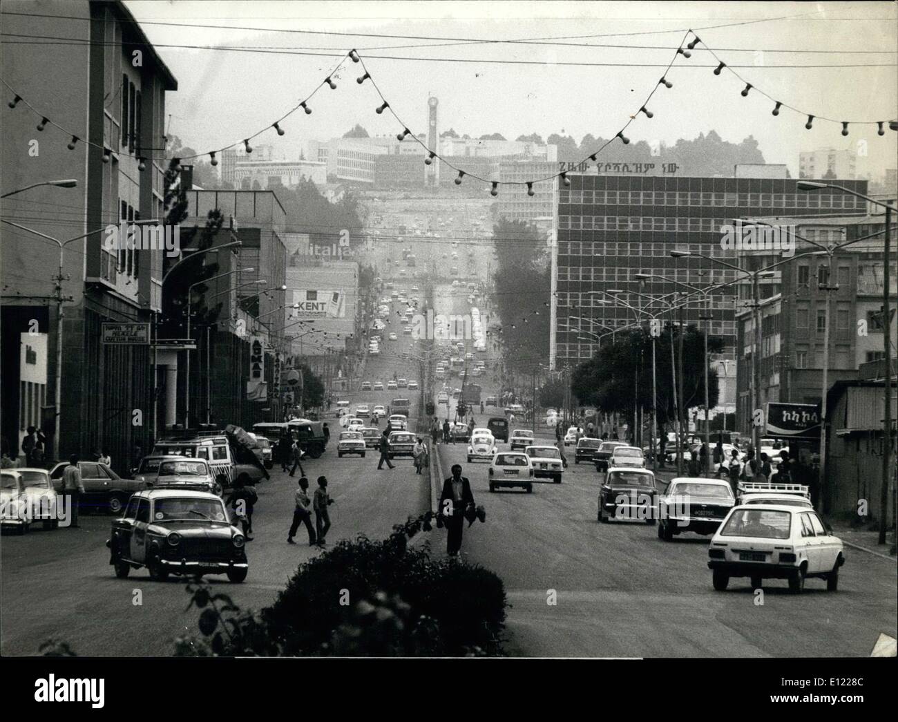 3. März 1982 - Addis Abeba - das Dach von Afrika: die Hauptstraße von Addis Abeba - in Stadtpläne noch Namen '' Churchill Road'' - führt vom Hauptbahnhof zum auffälligen Rathaus (im Hintergrund) nach westlichem Standard erbaut. Im Gegensatz zu vielen anderen afrikanischen oder arabischen Städten, gibt es nicht sehr viel Verkehr auf dieser Haupt - Straße. Stockfoto