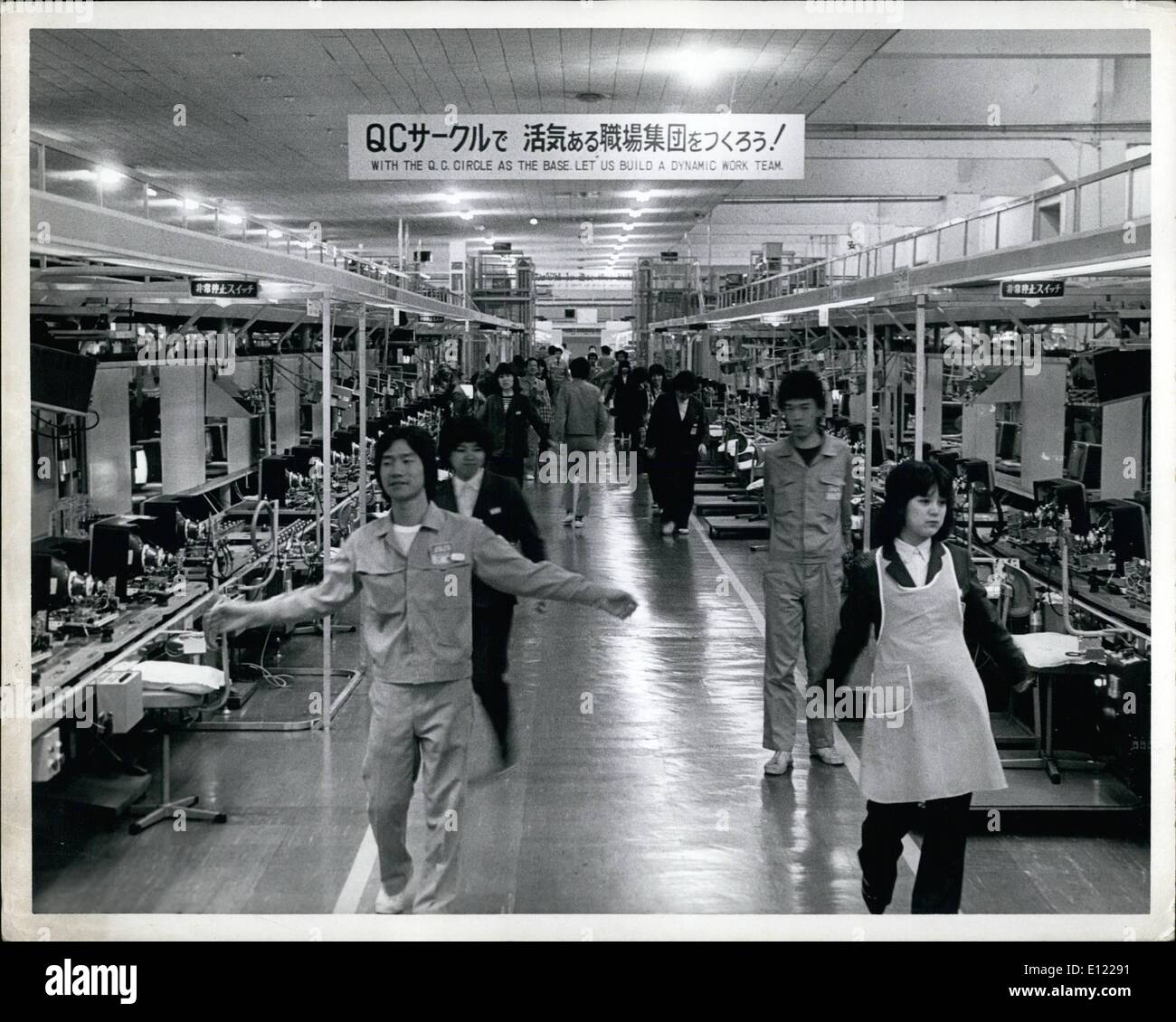 03. März 1982 - Fatsushitas Panasonic Color T. V.-Werk Osaka, Japan.:das Werk aki von Fatsushita Electric in Osaka Japan ist der Ort, an dem Panasonic Farbfernsehgeräte produziert werden. Foto-Showsw okers Nehmen Sie eine zehn-minütige Übungspause. Stockfoto