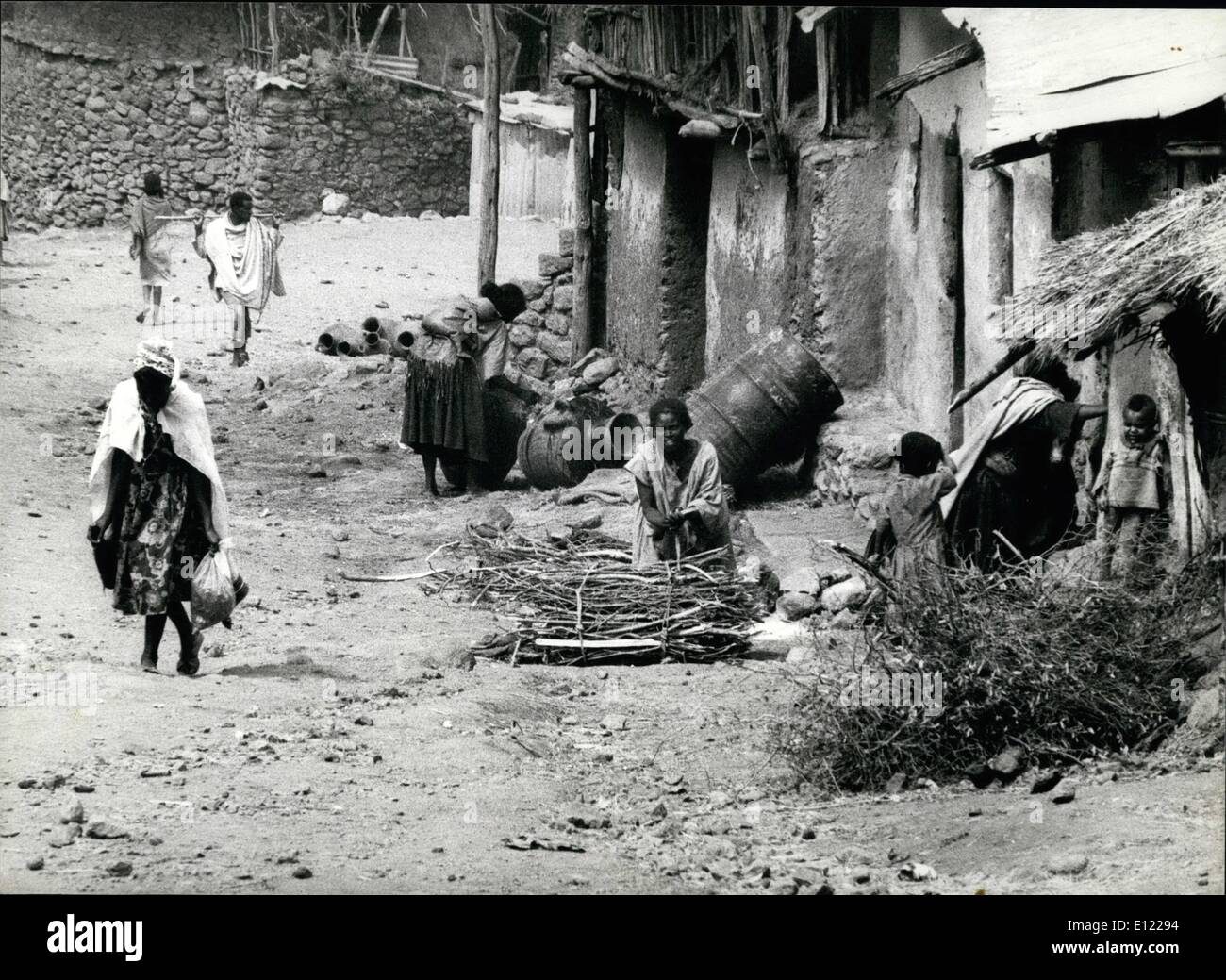 3. März 1982 - afrikanischen Ländern. Äthiopien gehört zu den zehn ärmsten afrikanischen Länder. In den Highlands Boden würde ermöglichen eine ertragreiche Landwirtschaft aber eine Produktion für einen kommerziellen Zweck hat keinen Sinn, denn es keine Traffic-System gibt um den Transport zu garantieren. Jeder ist für seinen eigenen Bedarf produzieren. Brennholz wird manchmal auf der Straße wie hier in Lalibela verkauft. März 1982. Stockfoto