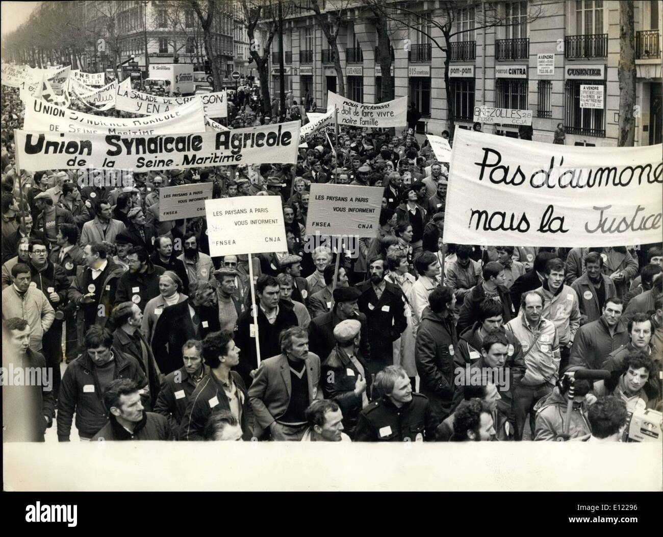 3. März 1982 - protestierten die Bauern für feste Preise in Europa und gegen die Senkung ihrer Einnahmen. Die Demonstranten gingen zu Fuß vom Place De La Nation an der Porte de Pantin, wo ein Treffen stattgefunden, dann gingen sie durch die République und dem östlichen sta Stockfoto