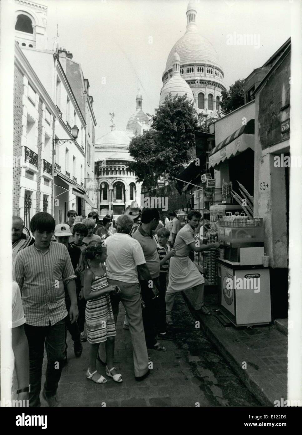 12. Juli 1983 - Touristen in Straßen von Montmartre, Paris Stockfoto