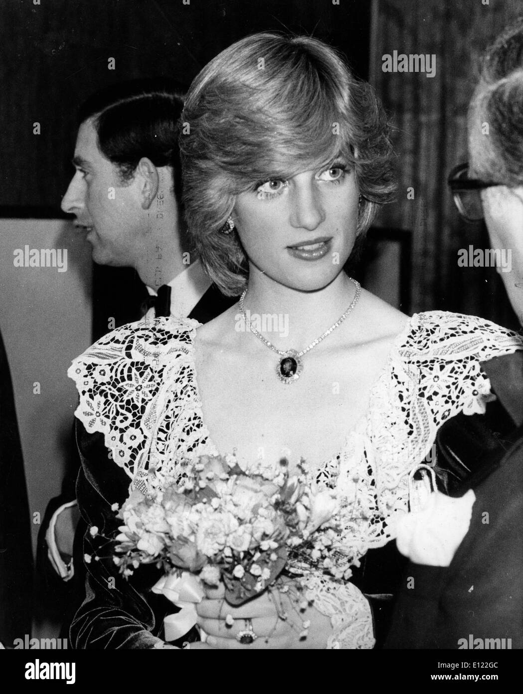 Prinzessin Diana in ihrem berühmten Samtkleid Stockfoto