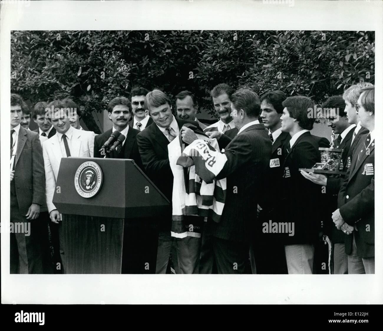 Sept. 09, 1983 - The U.S. Olympic Hockey Team präsentiert eine Teamtrikot Präsident Reagan. Das Team gab der Präsident auch eine Trophäe mit Jelly Beans eingereicht. Stockfoto