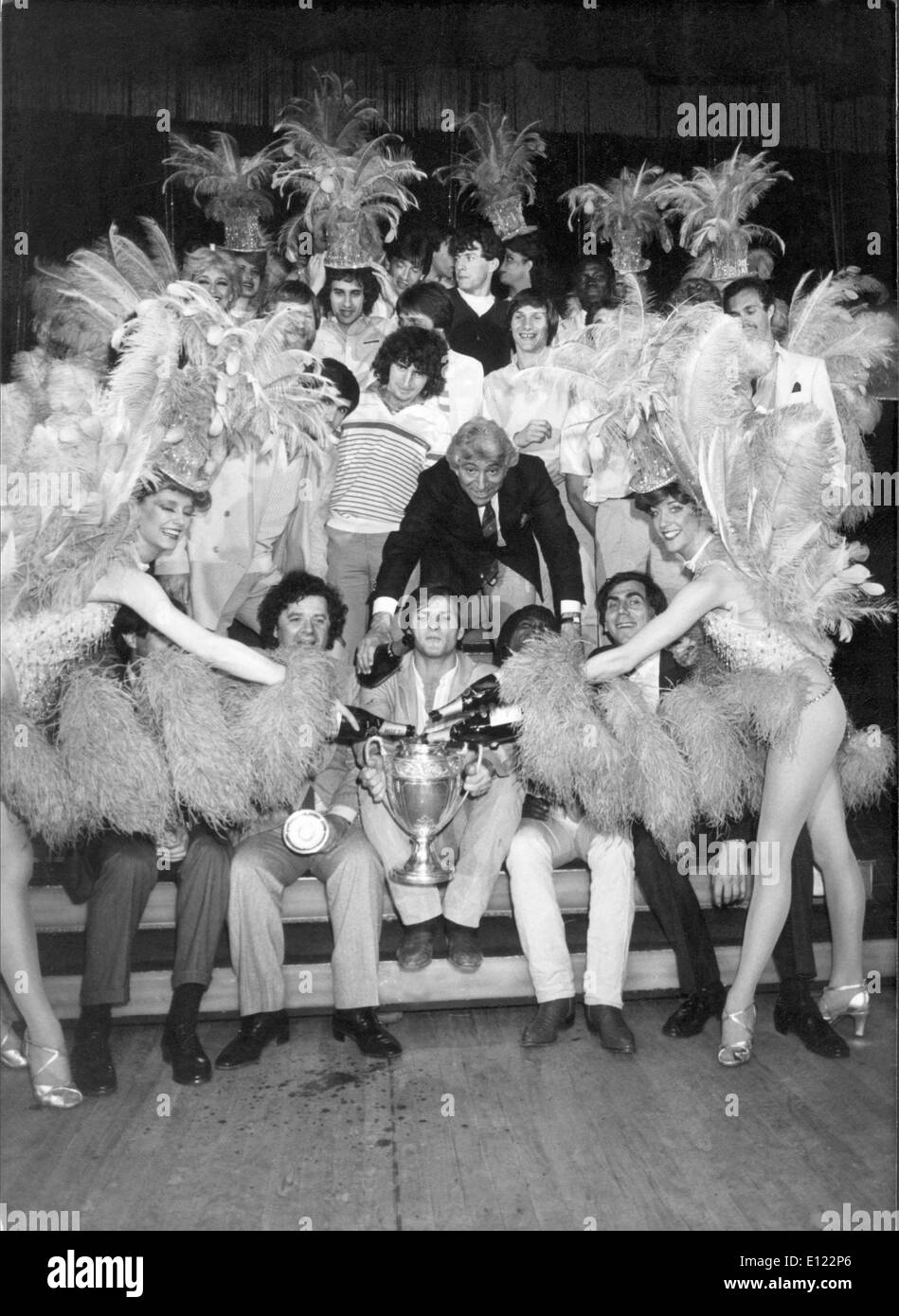 19. Mai 1982 - Paris, Frankreich - weltberühmte Moulin Rouge Kabarett, von Toulouse-Lautrec verewigt ist in Montmartre, der einzige Ort in Paris gelegen finden Sie das wahre können can. Das Moulin Rouge ist ein Touristenziel bietet musikalische und tänzerische Unterhaltung für Erwachsene Besucher aus der ganzen Welt. Viele internationale Stars auf der Bühne im Moulin Rouge durchgeführt haben: Elton John, Frank Sinatra, Ella Fitzgerald, Liza Minelli. Im Bild: Moulin Rouge Ensemble von 1982. Stockfoto