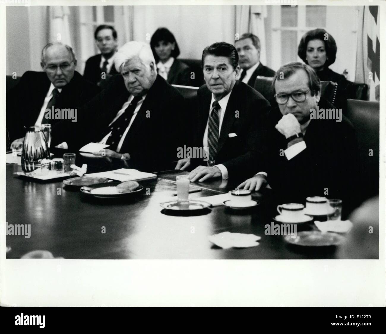 10. Oktober 1983 - Präsident Reagan und Kongreßführer hört Sek. stand George Schultz hören dann auf die Grenada-Situation bei einem Treffen von 08:15 in der Cabinet Room des weißen Hauses heute L-R: Rep Bob Michel; Sprecher des Repräsentantenhauses, Tip O'Neill; Der Präsident und Senator Howard Baker. Stockfoto