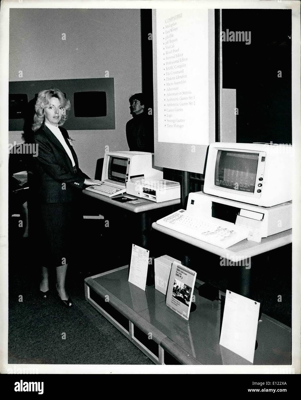11. November 1983 - stellt IBM den neuen PC Jr. in New York Foto zeigt links den neuen PC Jr. die Erdnuss im Vergleich mit dem beliebten IBM PC rechten Vordergrund den Spitznamen. Stockfoto