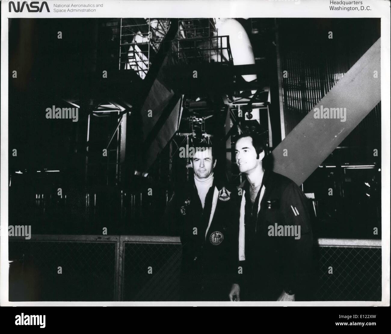 Halten Sie 12. Dezember 1983 - Astronauten John Young und Robert Crippen, der erstklassige Crew für das Space Shuttle Erstflug vor dem Space Shuttle-Fahrzeug in der Fahrzeugmontage während Shuttle Schnittstelle Testaktivität am Kennedy Space Center an. dahinter die Besatzung wird gehen Sie an Bord der Columbia und der Space Shuttle-Fahrzeug auf eine simulierte mission Stockfoto