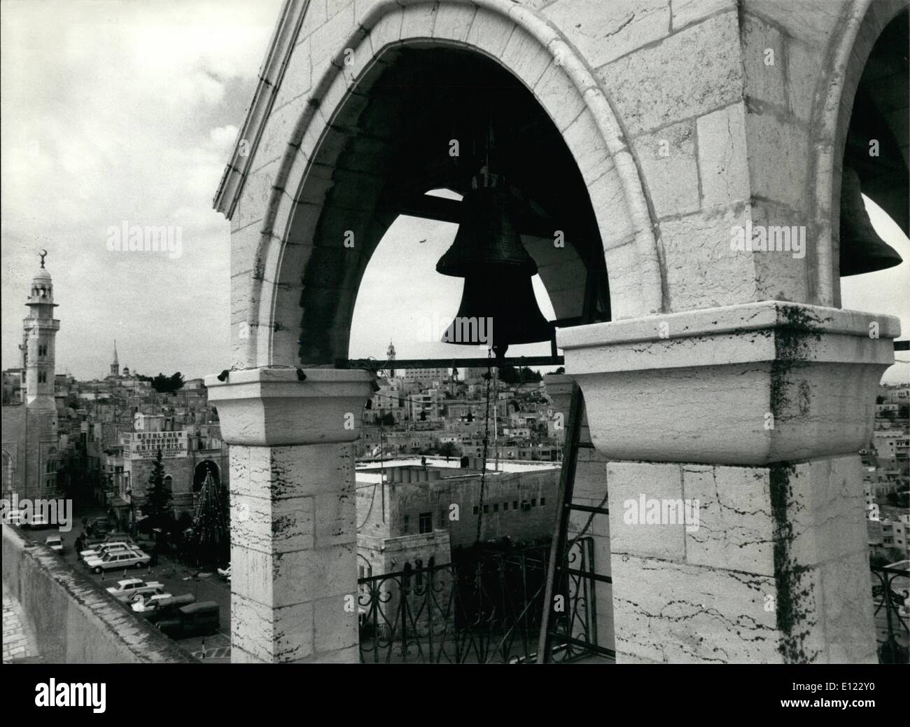 12. Dezember 1983 - Weihnachten Glocke von Bethlehem: Glocken im Turm der Geburt-Kirche sind zu sehen auf der rechten Seite oberhalb von Bethlehem in Israel besetzten Westjordanland. Die Kirche wurde von Kaiser Konstantin am Ort, 325 gegründet wo Jesus Christus in Bethlehem geboren worden sein soll. Jedes Jahr Bethlehem zu Weihnachten ist berühmten Wallfahrtsort, wenn die Weihnachtsglocken läuten. Stockfoto