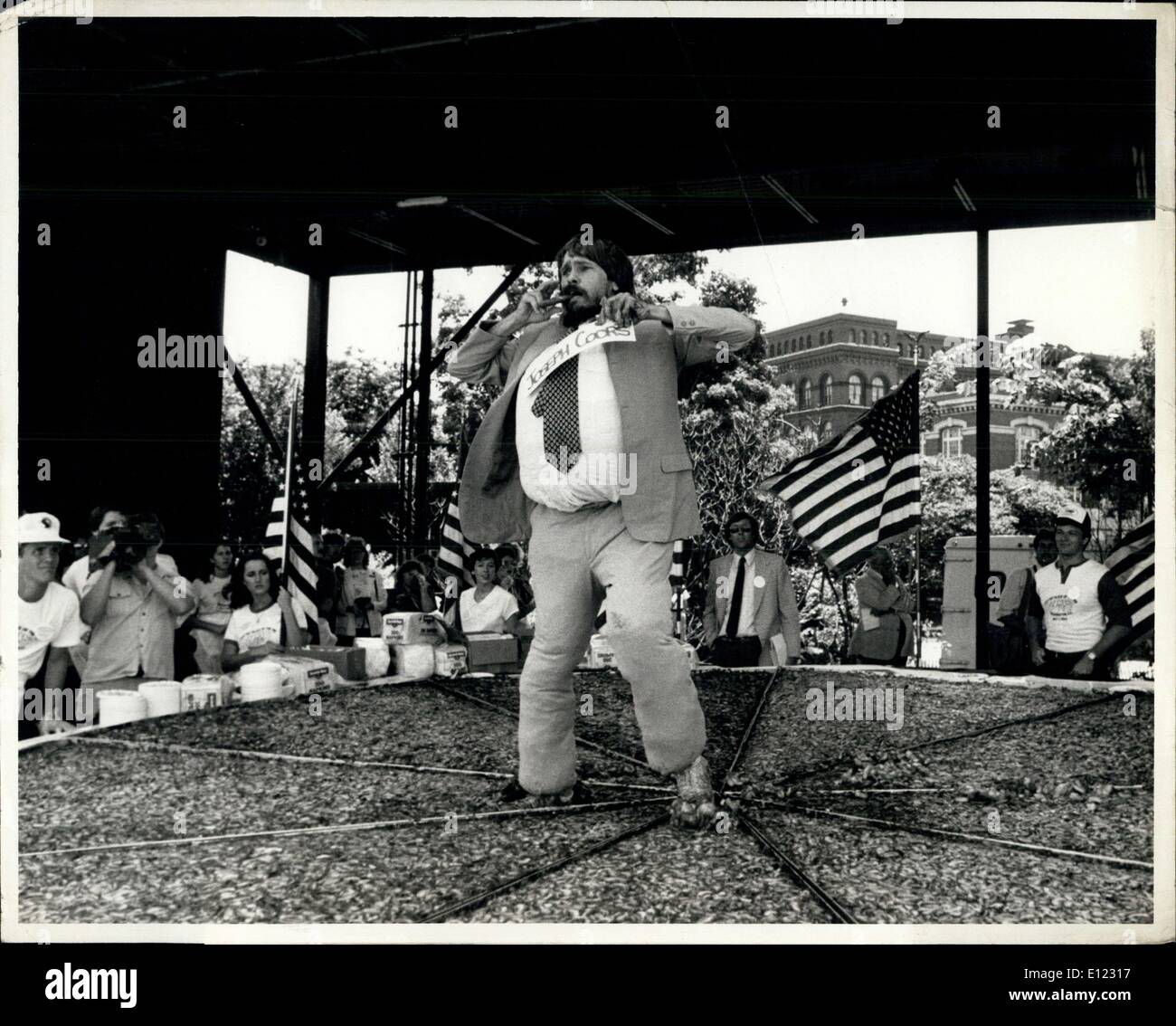 1. Juli 1982 - Demonstrator springt in Pie: ein nicht identifiziertes Demonstrator stampfte auf einen gigantischen Apfelkuchen während einer Zeremonie am Washington Monument heute um die 10 % Einkommenssteuer senken, feiern heute in Kraft getreten ist. Die Zeremonie als sponsored by The Republican Conference Chairman Senat und das Amt des Sen.William Roth, Delaware (R). Stockfoto