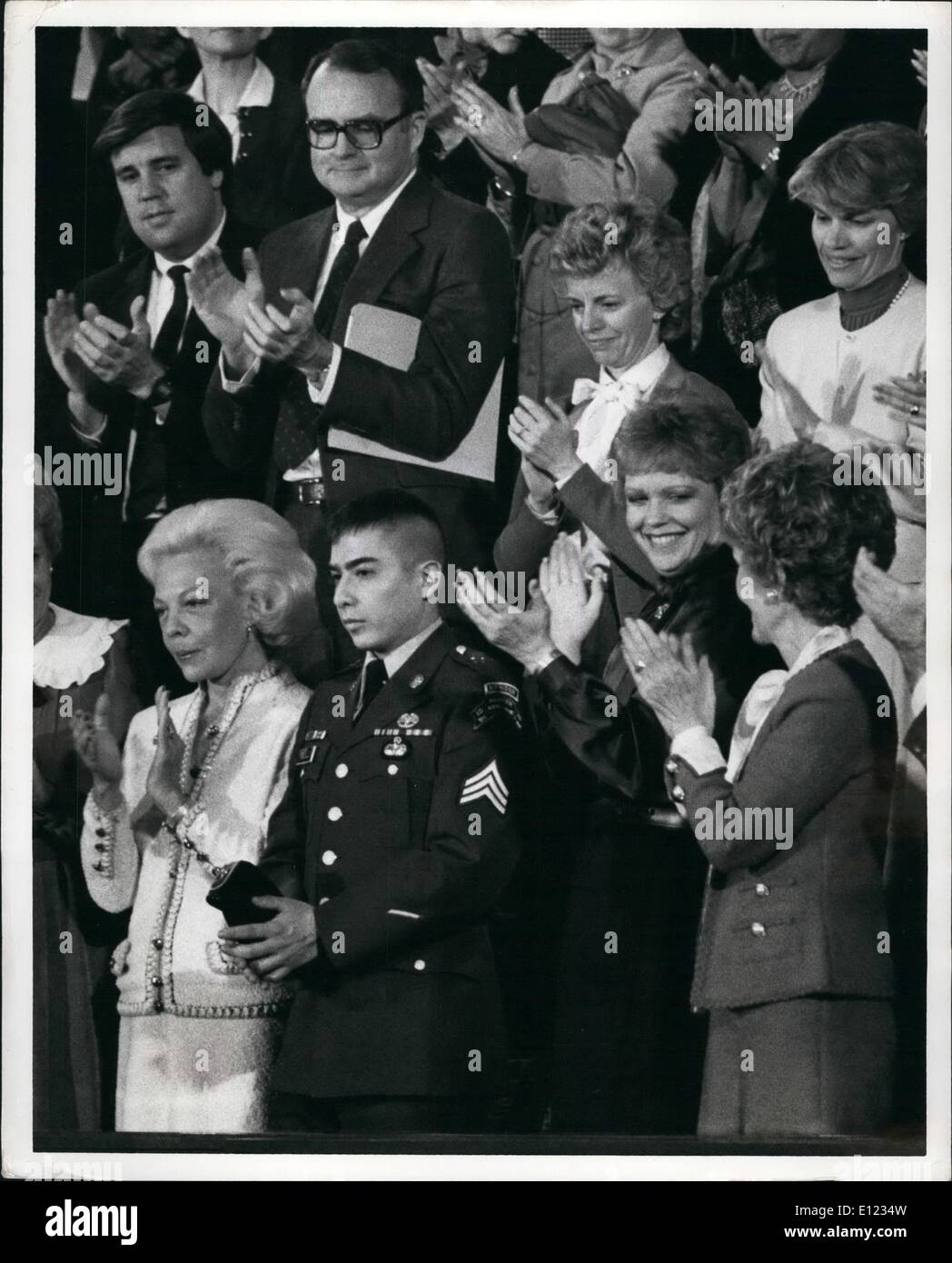 1. Januar 1984 - ein Held applaudieren; Sgt. Stephen Trujillo ist durch Gäste in der VIP-Galerie applaudiert, als er von Präsident Reagan in seiner Rede zur Lage der Union zu einer gemeinsamen Sitzung des Kongresses als Held der Granate Invasion herausgegriffen wurde. Vorne im Bild sind; Frau Howard Baker, Ehefrau von Mehrheitsführer, Sgt. Trujillo, Maureen Reagan, der Präsident Tochter und Frau Reagan. Stockfoto