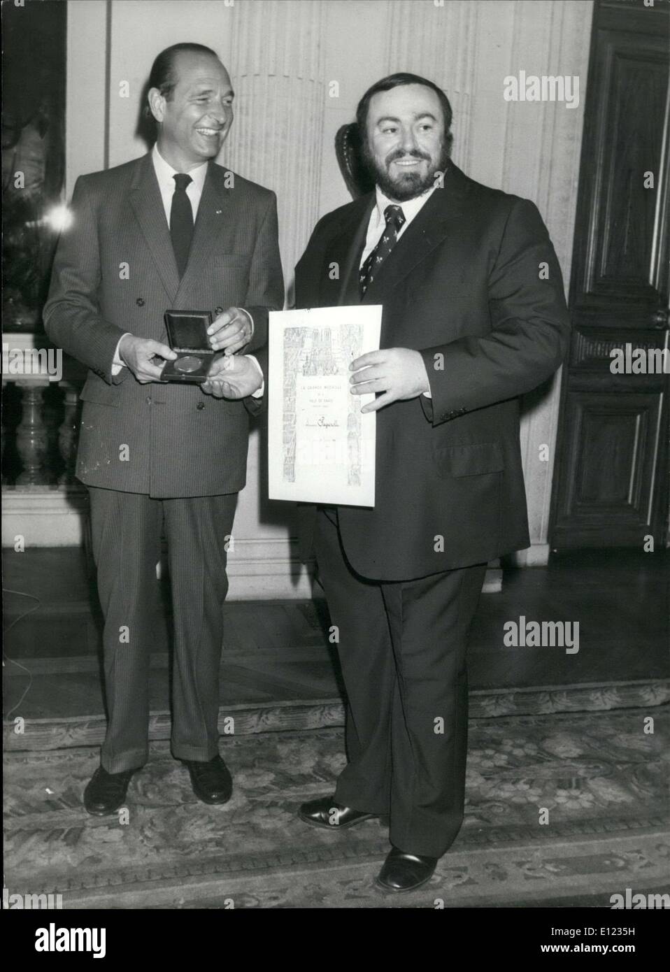 4. Januar 1984 - der Bürgermeister von Paris, Herrn Jacques Chirac präsentiert Herr Luciano Pavarotti, ein lyrischer Künstler auf der ganzen Welt, mit La Medaille Vermeil De La Ville de Paris am Paris Gericht heute Morgen. Hier hat Pavarotti ein Diplom, wobei die Medaille von Chiracs Hände. Stockfoto