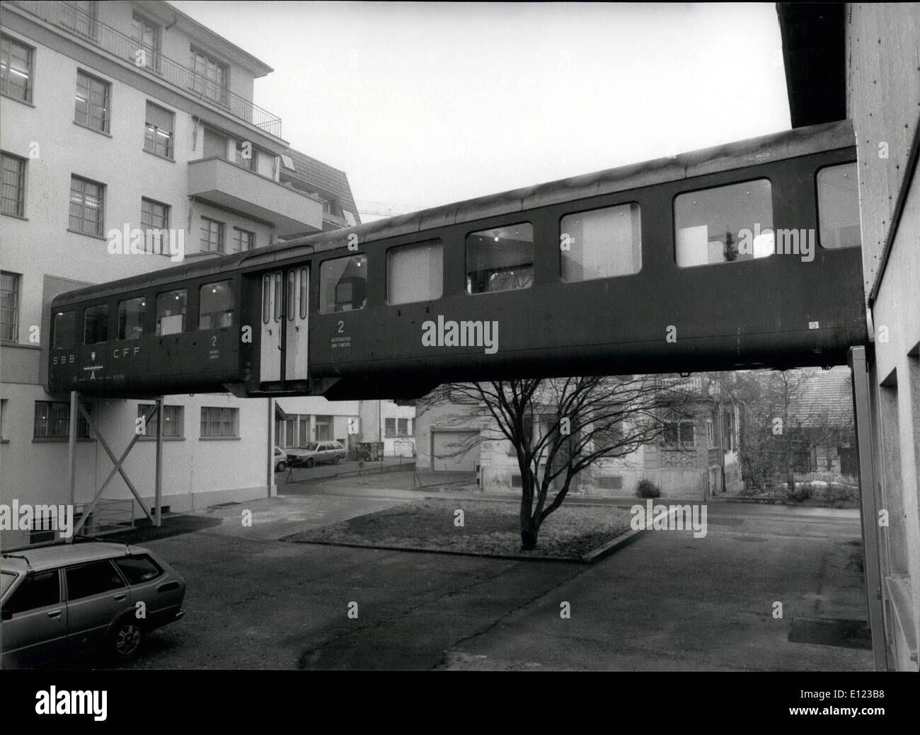 12. Dezember 1984 - öffnet diese Eisenbahnbrücke ein neuartiges breite Perspektiven für die Hungernden Eisenbahngesellschaften. Ein Schweizer Unternehmen im Kussnach einen alten Trainer als Brücke zwischen zwei Verbindungen der Fabrik gebaut. Stockfoto