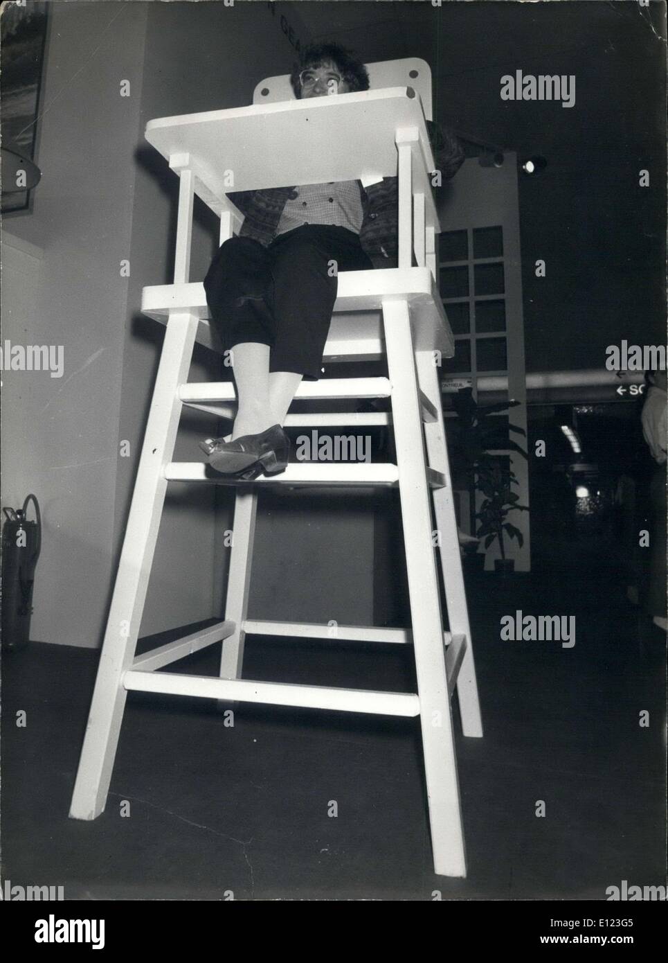 19. April 1984 - eine Frau in einem gigantischen Hochstuhl Stockfoto