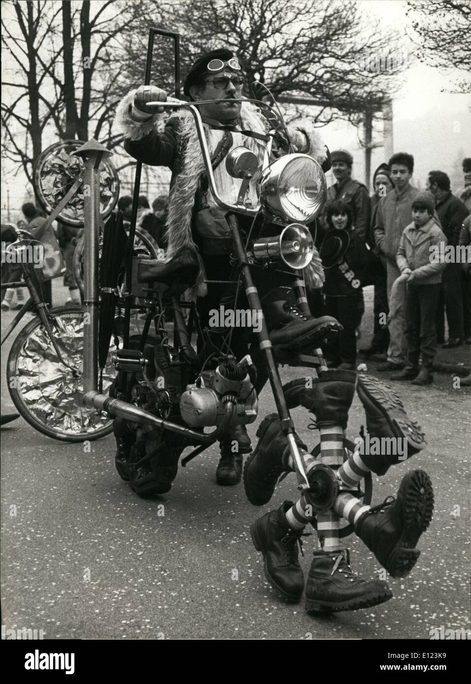 2. Februar 1985 - Füße vorbeifahren: Karneval - verrückte Zeit: anstelle von Rädern fährt dieses Motorrad mit Stiefeln. Es gehört zu einer östlichen Schweizer Carneval-Sammlung von Fahrrad-Club. Schuhe sind nicht nur zum laufen gemacht. Stockfoto
