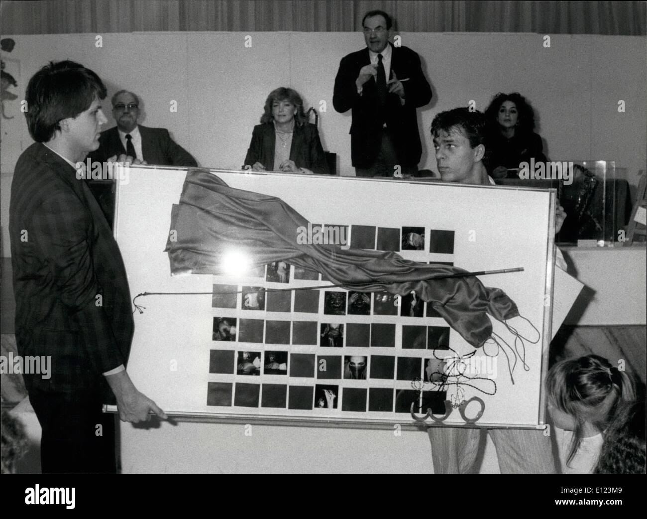 3. März 1985 - helfen Künstler Kindern. Gemälde und Skulpturen von bekannten Schweizer Künstlern wurden gesetzt, um in diesen Tagen in Zürich zu versteigern. Der Vorteil ist für Kinder-Hilfswerk "Kinder in Not '' bezeichnet. Diese Collage, Schweizer Autors Sandra Paretti, war einer der wichtigsten Gemälde der Auktion. Stockfoto