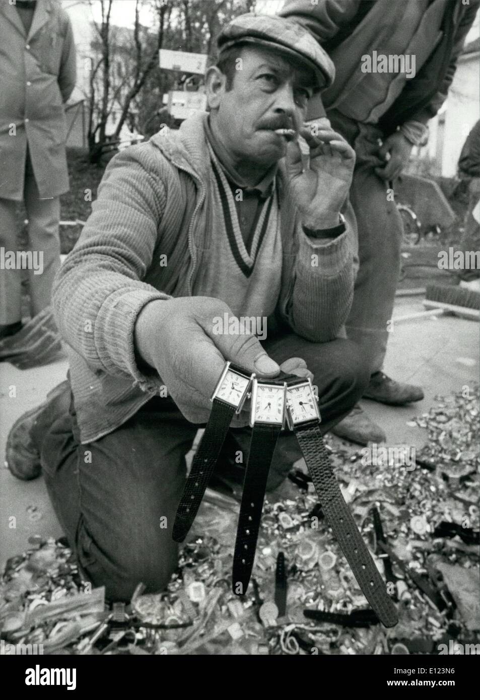 4. April 1985 - wurden gefälschte Uhren einige 8.000 gefälschte Cartier Luxusuhren durch eine Dampfwalze im Werk Cartier Ebel in La zerkleinert. Stockfoto