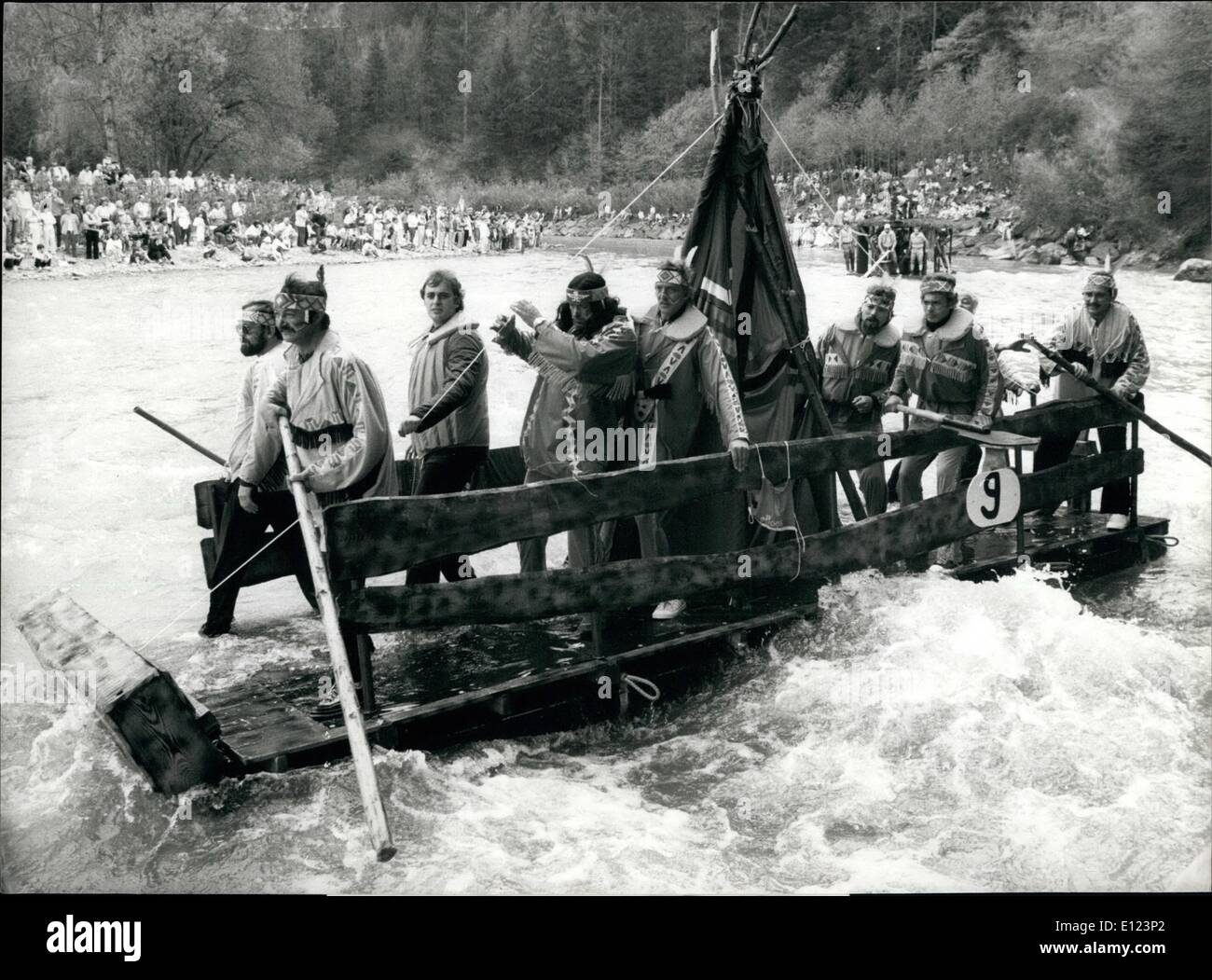 5. Mai 1985 - Floß-Racing auf Schweizer Flüssen: dieses Bild entstand bei der 11. Floß-Racing am 12. Mai in Bischofszell/Schweiz. Dutzende von Karneval-wie verkleidete Mannschaften versucht, ihre Floß sicher auf dem '' wilden '' Fluss Thur zu bringen, und Tausende von Zuschauern hatten eine Menge Spaß, beobachtete sie die Wasser-Oo das Floß zu halten. Stockfoto