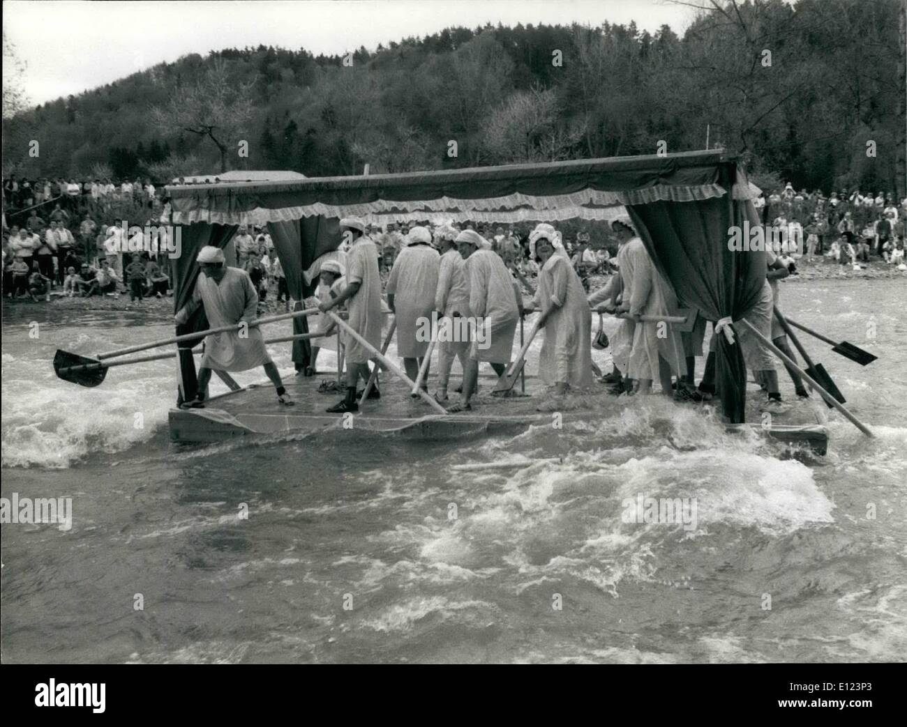 5. Mai 1985 - Floß-Racing auf Schweizer Flüssen: dieses Bild entstand bei der 11. Floß-Racing am 12. Mai in Bischofszell/Schweiz. Dutzende von Karneval wie verkleidete Mannschaften versucht, ihre Floß sicher auf dem '' wilden '' Fluss Thur zu bringen, und Tausende von Zuschauern hatten eine Menge Spaß, beobachtete sie die Wasser-Oo das Floß zu halten. Stockfoto