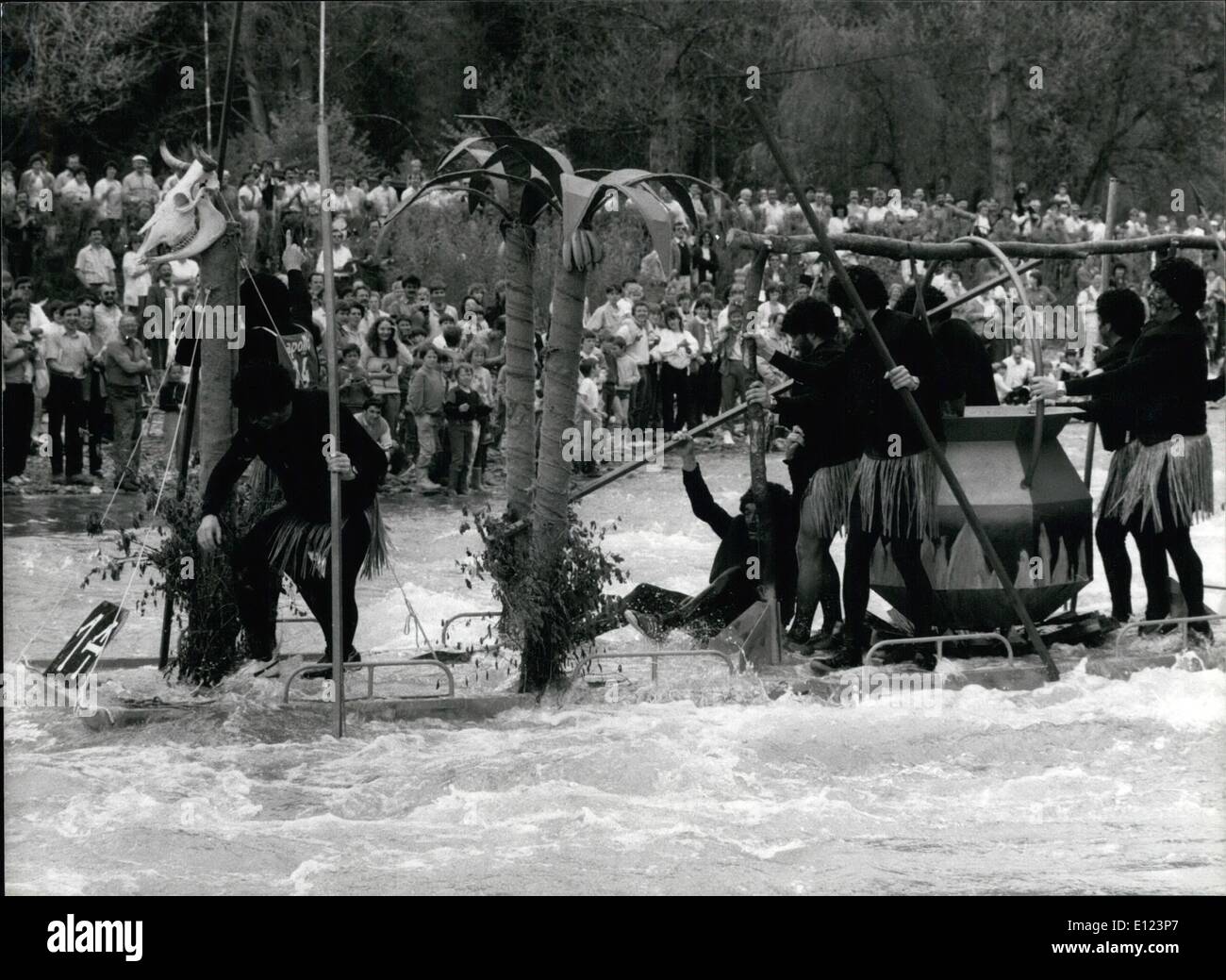 5. Mai 1985 - Floß-Racing auf Schweizer Flüsse.: dieses Bild entstand bei der 11. Floß-Racing am 12. Mai in Bischofszell/Schweiz. Dutzende von Karneval wie verkleidet Besatzungen ihre Floß sicher auf dem '' wilden '' Fluss Thur bringen wollte, und Tausende von Zuschauern hatten eine Menge Spaß, beobachtete sie die Wasser-Oo das Floß zu halten. Stockfoto
