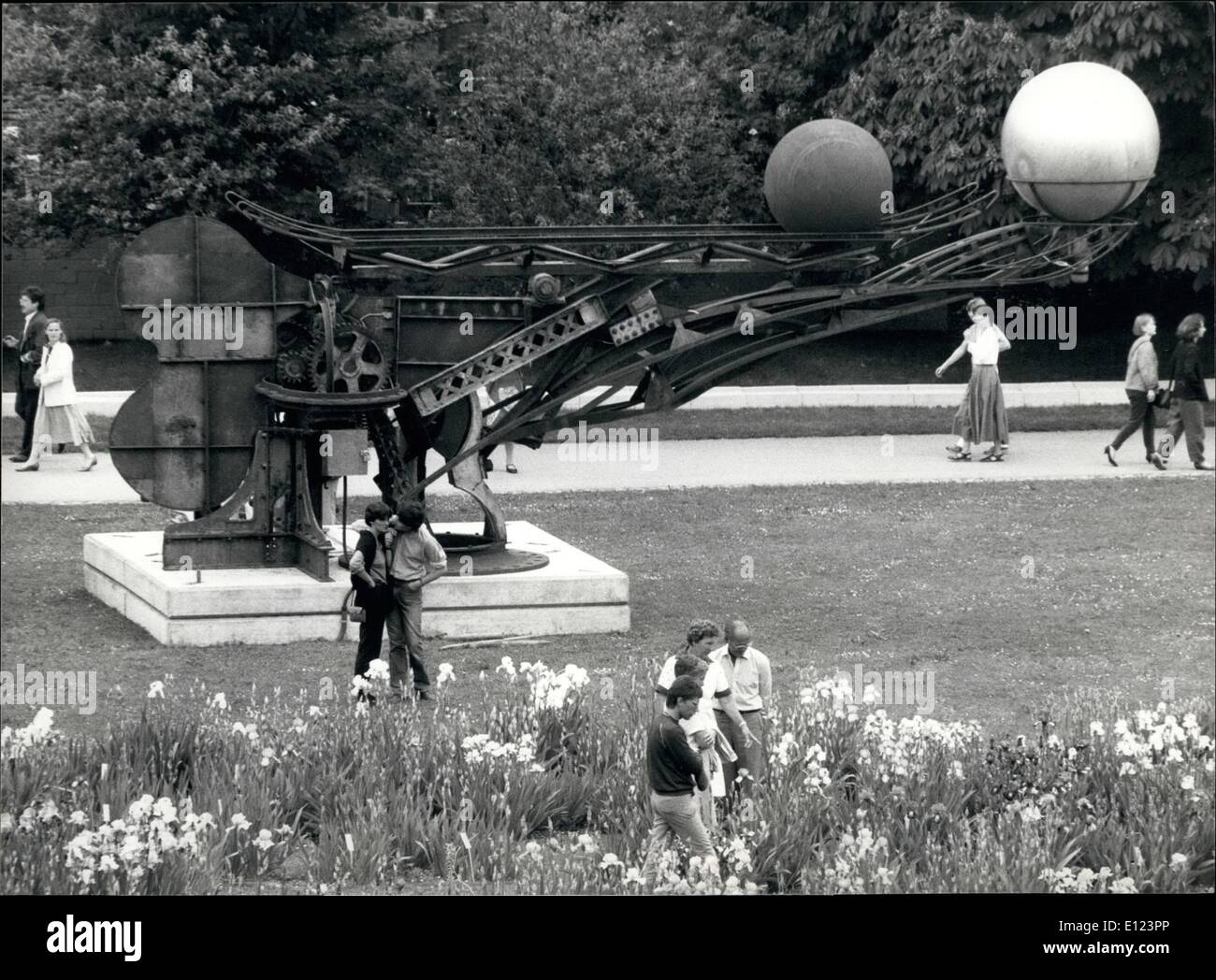 6. Juni 1984 - Skulpturen-Ausstellung in Basel: der Schweizer Künstler Bernhard Luginbuhls Arbeit '' Dichtung '' in '' Merian'' - Garten während der Ausstellung "Skulptur im 20. Jahrhundert" in Basel (Schweiz) gesehen werden. Die Ausstellung ist geöffnet bis 30. September 1984. Stockfoto