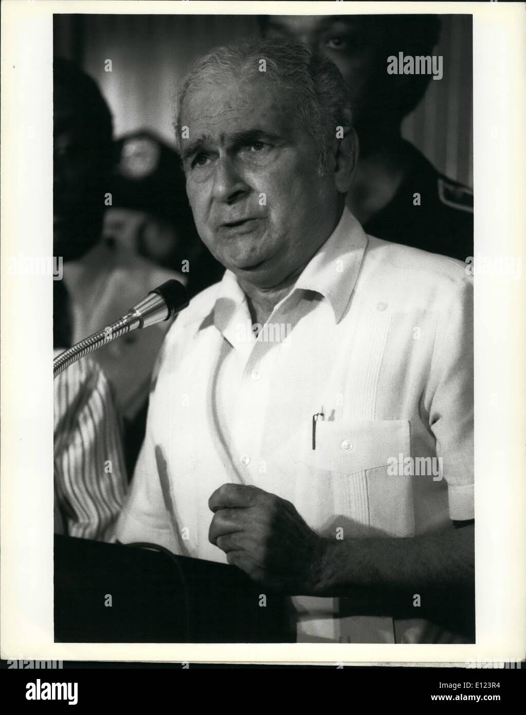 6. Juni 1984 - Fred kubanischen politischen Gefangenen; Andrea Vargas Gomez, eines kubanischen politischen Gefangenen von Jesse Jackson, dessen Freilassung verhandelt wurde spricht zu Reportern am Dulles International Airport. Gomez dankte Pfr. Jackson für seine Hilfe, sondern eine herzliche Warnung gegen Jackson geliefert; s versucht, Castro, Beziehungen zu öffnen, die er Kommunist nannte, die will keinen Frieden. Stockfoto