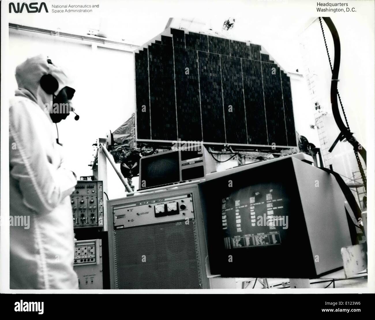 7. Juli 1984 - Kennedy Space Center, Florida - Ingenieur schaut ein Display bei Bereitstellung Kontrollen von den zwei großen Solaranlagen auf die Strahlung Budget Erdsatelliten unterziehen, Preflight-Verkostung im Hangar AE auf Cape Canaveral Air Force Station. Stabilisierungen werden aus dem Space Shuttle auf der 41-S Mission starten im Oktober 1984 ins Leben gerufen Stockfoto