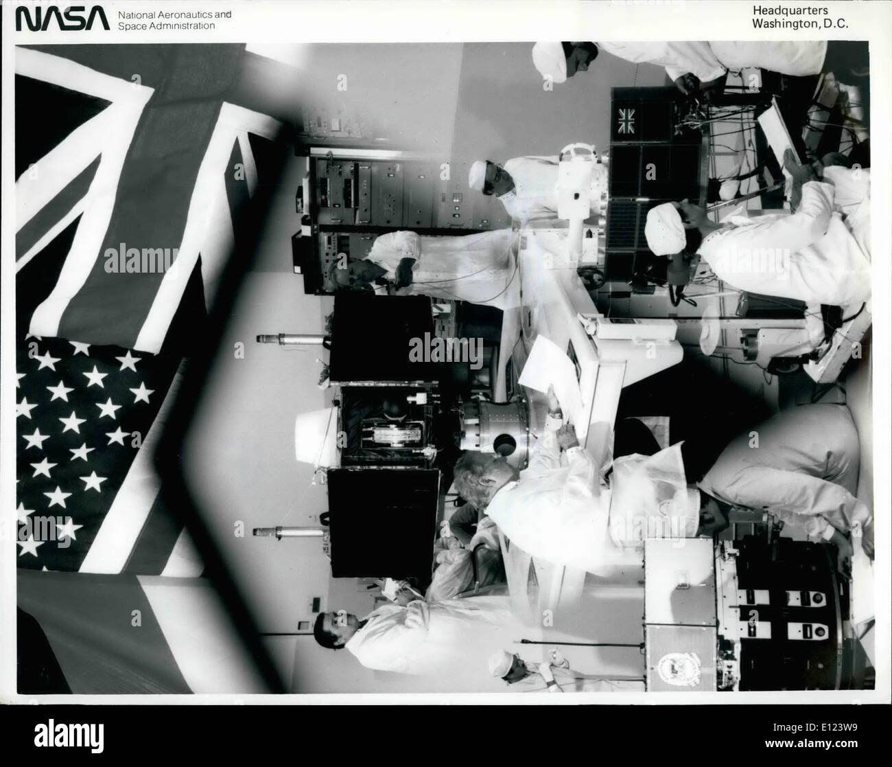 7. Juli 1984 eingerahmt - Kennedy Space Center, Florida, - die Flaggen der Nationen, die Teilnahme an der internationalen Mission aktiv Magnetospheric Particle Tracer Explorer (AMPTE), dieses Kollegium der Bilder zeigt die drei Raumschiffe im Gebäude am KSC SAEF-2 getestet. Im Uhrzeigersinn von unten links sind die Ionen-Release Modul (Bundesrepublik Westdeutschland); Geladenen Zusammensetzung erforscht (Vereinigte Staaten); und das Vereinigte Königreich Subsatellite (Großbritannien) Stockfoto