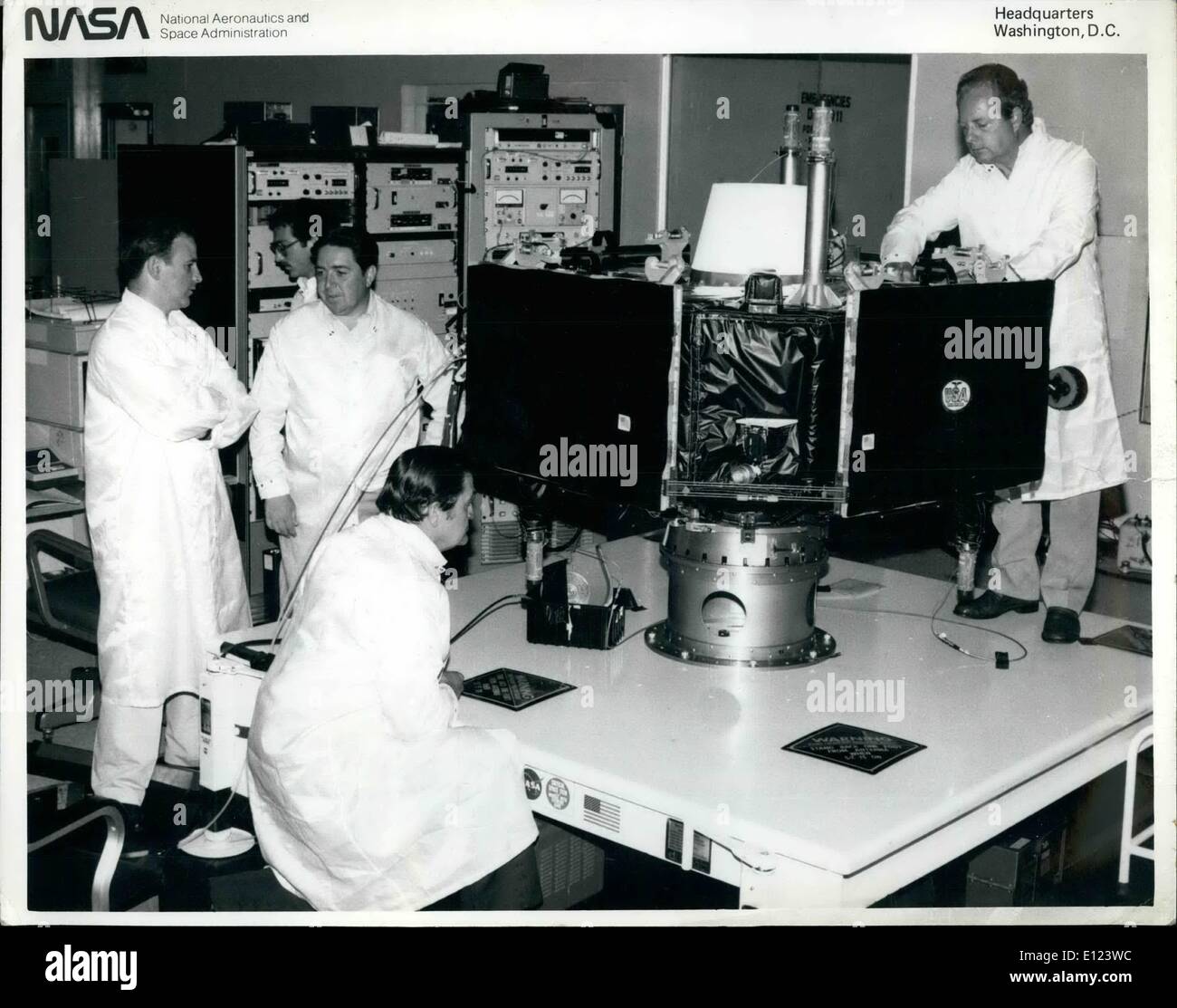 7. Juli 1984 - Verhalten KENNEDY SPACE CENTER., Florida - Mitglieder Tha amerikanischen Teams von Ingenieuren Tests al die Zusammensetzung in Rechnung gestellt Stockfoto