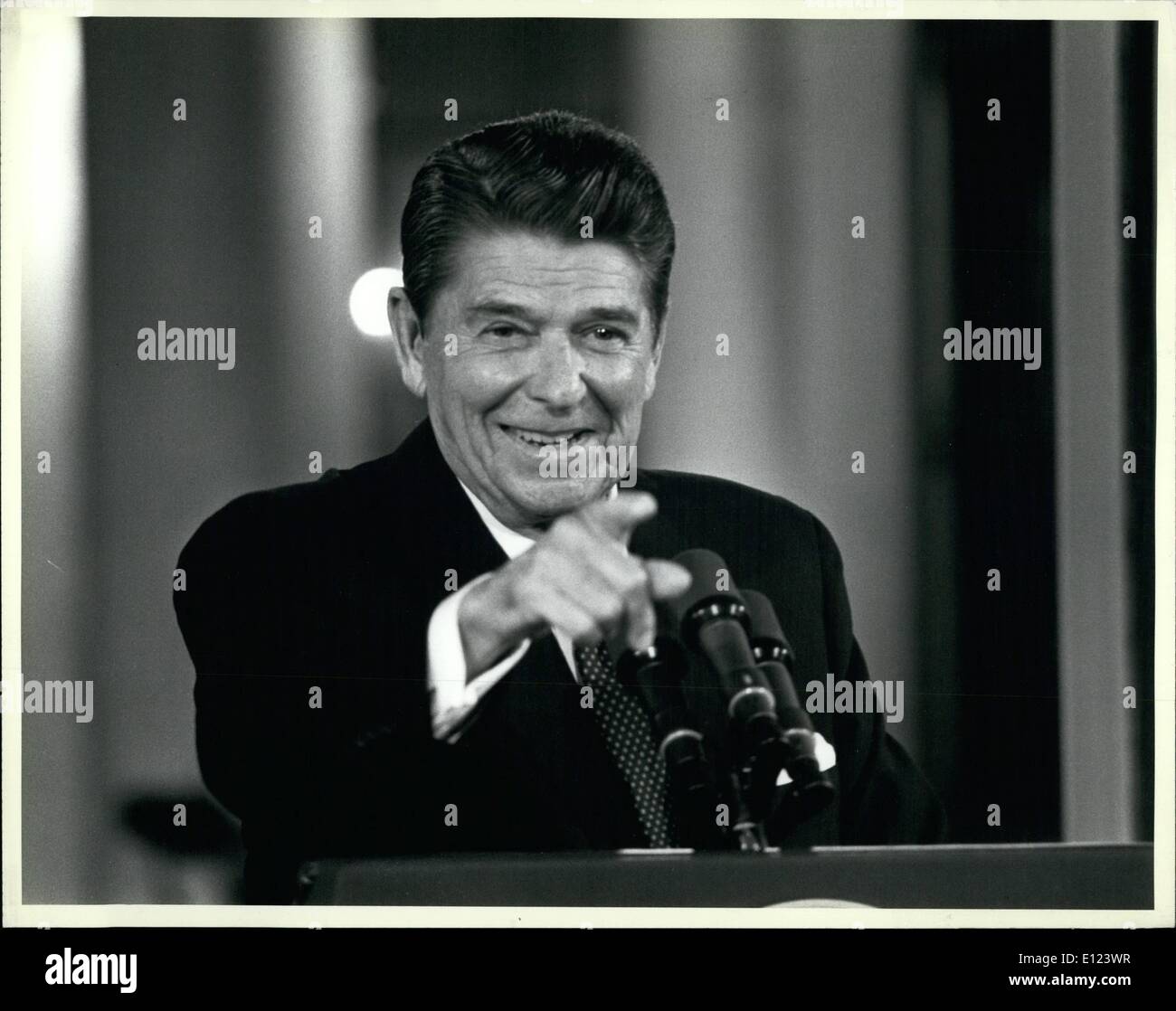 7. Juli 1984 - im ersten Bild (links) Präsident Reagan Lächeln als er weist ein Reporter für eine Frage während seiner Stockfoto