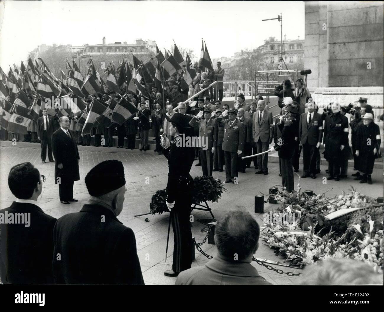 9. Mai 1985 - Vorsitz gestern in Paris, Präsident Mitterrand v-Day feiern, Blumen am Arc de Triomphe zu verlassen. Stockfoto