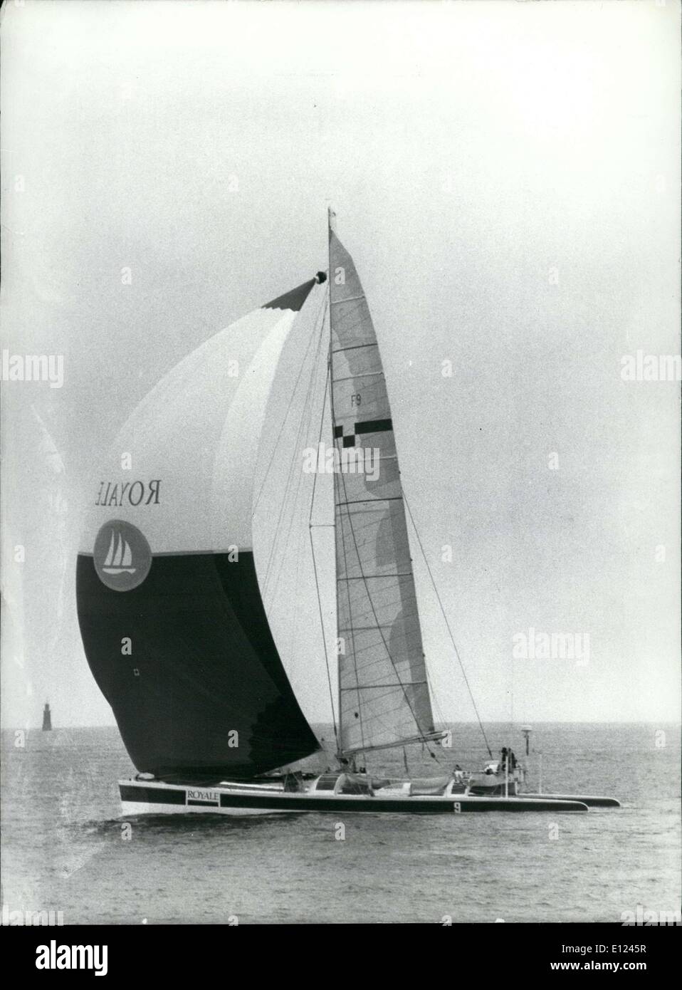 28. August 1984 - an Bord ihres Katamarans '' Royal'', Skipper, Caradec und Facque und ihre Crew gewann das 2.890 Meilen-Rennen von Quebec in Saint-Malo, in 8 Tagen und 20 Stunden abschließen. Die Zweitplatzierte, '' Charente Maritime'' war 18 Minuten Rückstand. Royal Besatzung erhielt 110.000 Dollar (770.000 Franken) für ihren Sieg. Abgebildet ist der Katamaran '' Royal'' bei der Ankunft am Saint-Malo. Stockfoto