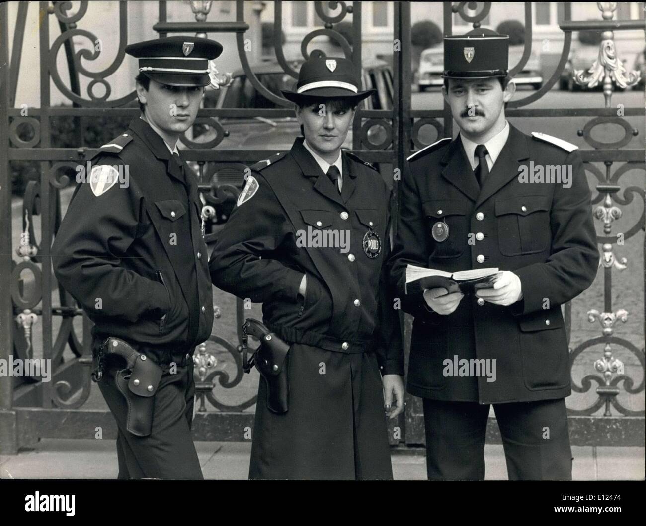 Sep 25, 1984 - der Polizist auf der rechten Seite trägt die alte Uniform zum Vergleich. Vorherige Ankündigung Frauen und Männer erhielten verschiedene Stockfoto