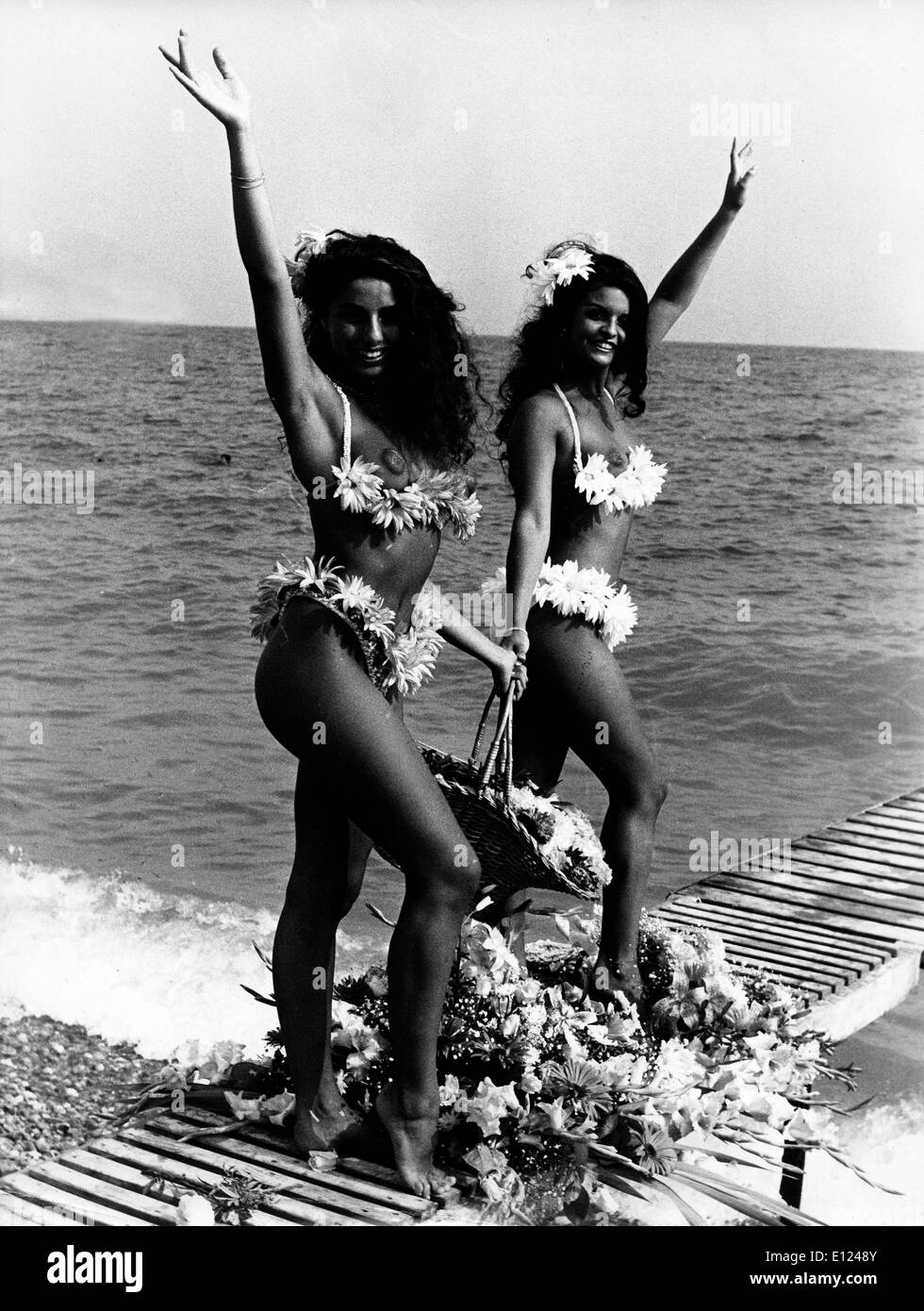 8. Juli 1985; Nizza, Frankreich; Modelle, VALERIE und JOANNE tragen Badeanzüge aus Blumen in der Côte d ' Azur gemacht... Stockfoto