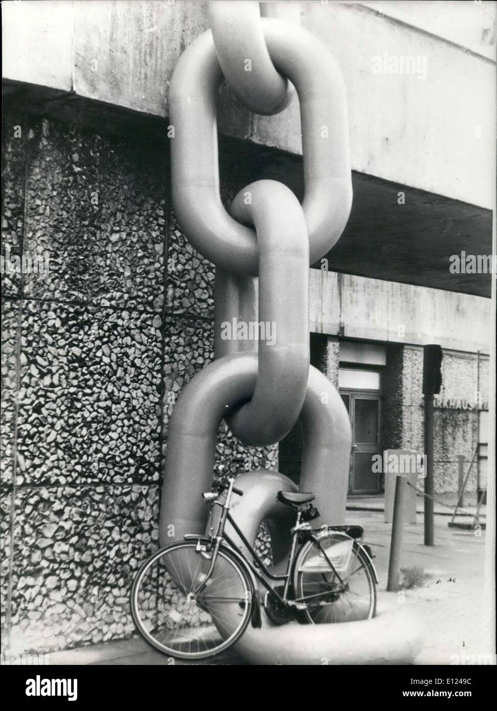 25. Juli 1985 - Fahrrad befestigt an riesigen Kette zur Abwehr von Dieben in München Stockfoto