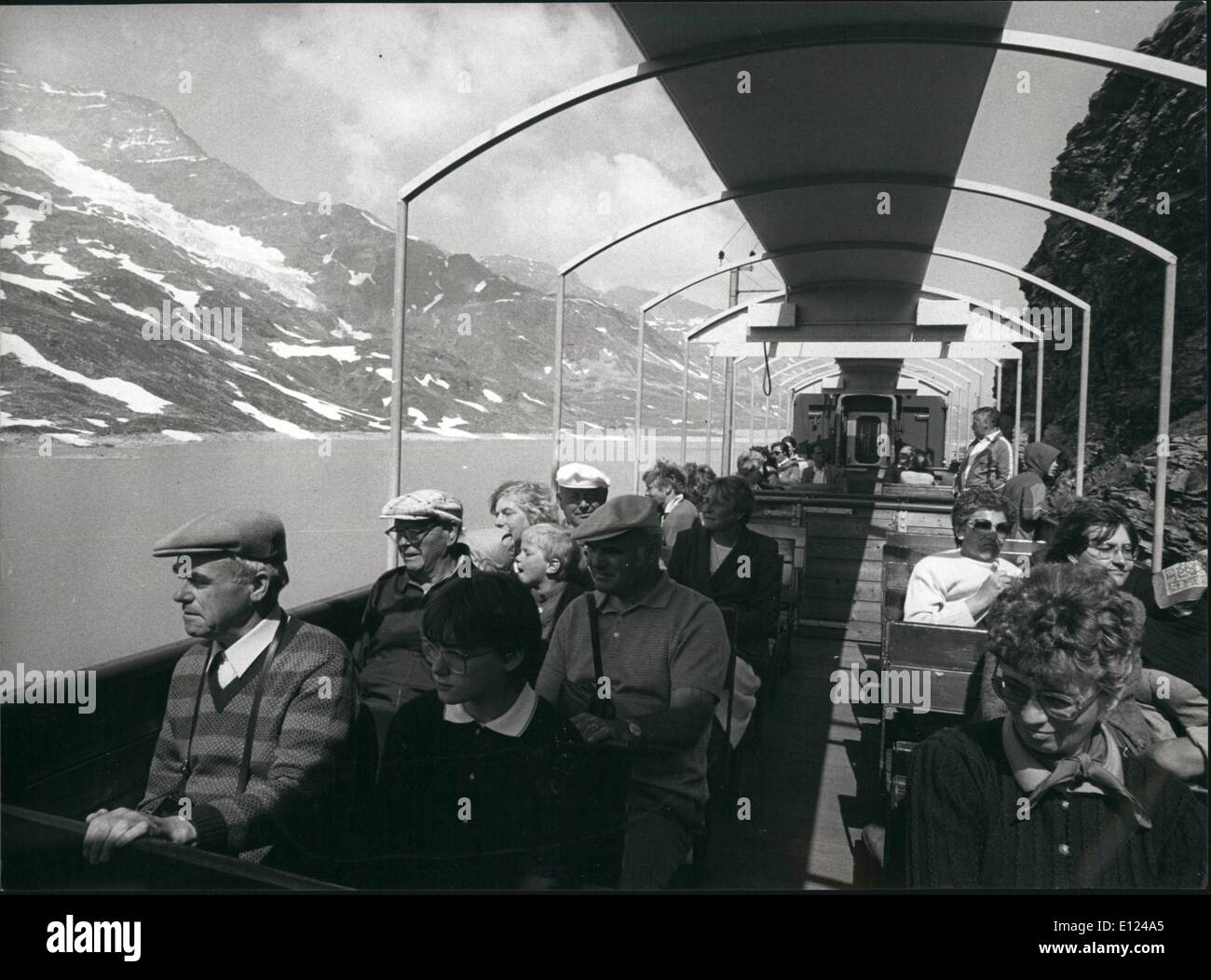 8. August 1985 - Train Sightseeing in den Schweizer Alpen: die Zugfahrt von St. Moritz nach Poschiavo gehört zu den Grube Turesque Reisen in den Schweizer Alpen. Vom Gebirge Gletscher über den Berninapass und bis auf die italienischsprachigen, fast mediterranen Klima Poschiavo-Tal der Zug Kurven und biegt und bietet spektakuläre Sehenswürdigkeiten nach allen Seiten. Touristen können jetzt die Fahrt in einer Kutsche speziell Sightseeing genießen, wo Wand weder Windows das Vergnügen- und die Bräune zu verhindern. Stockfoto